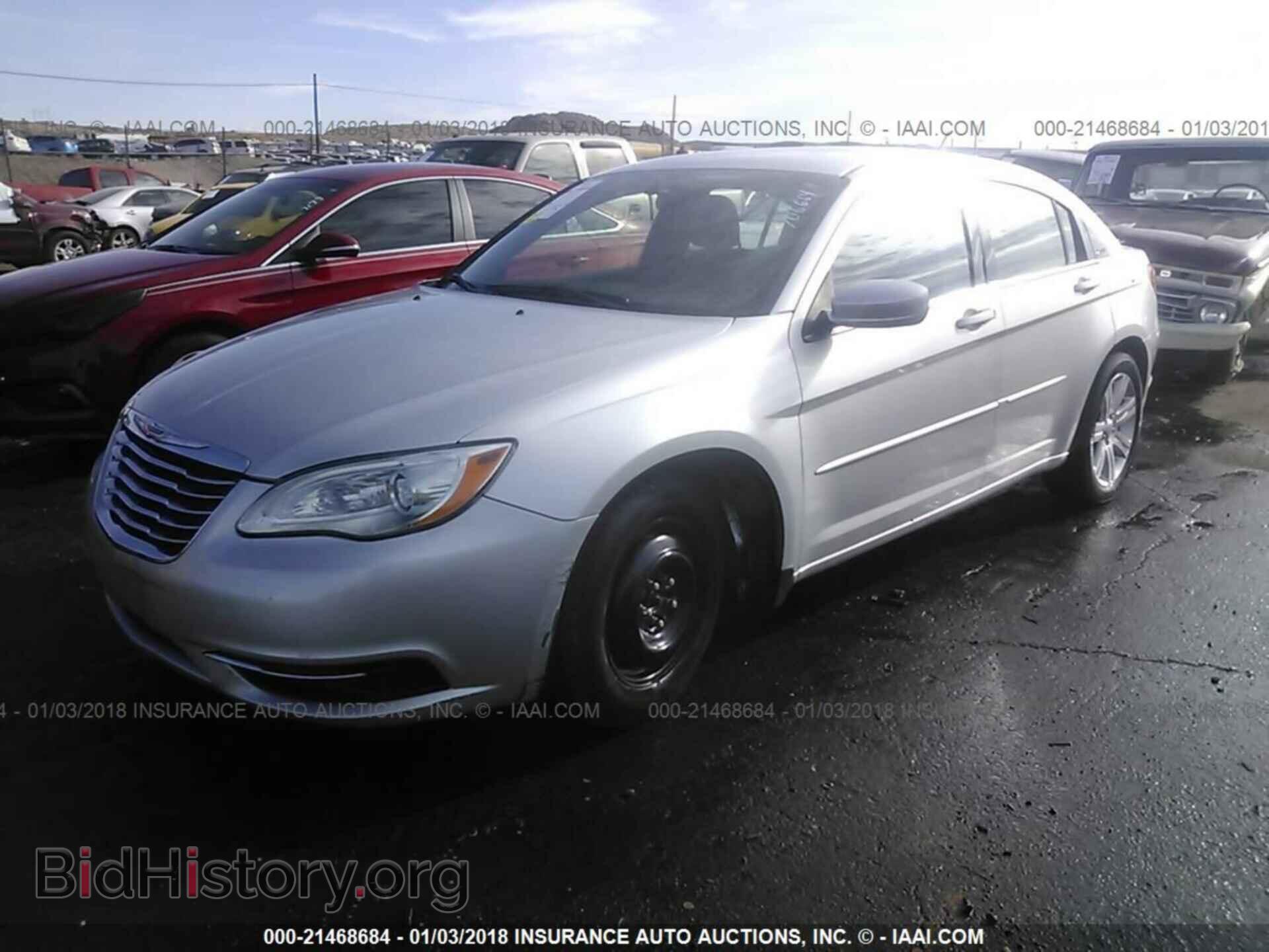 2012 Chrysler 200 - VIN: 1C3CCBAB0CN316932 - Photo 2