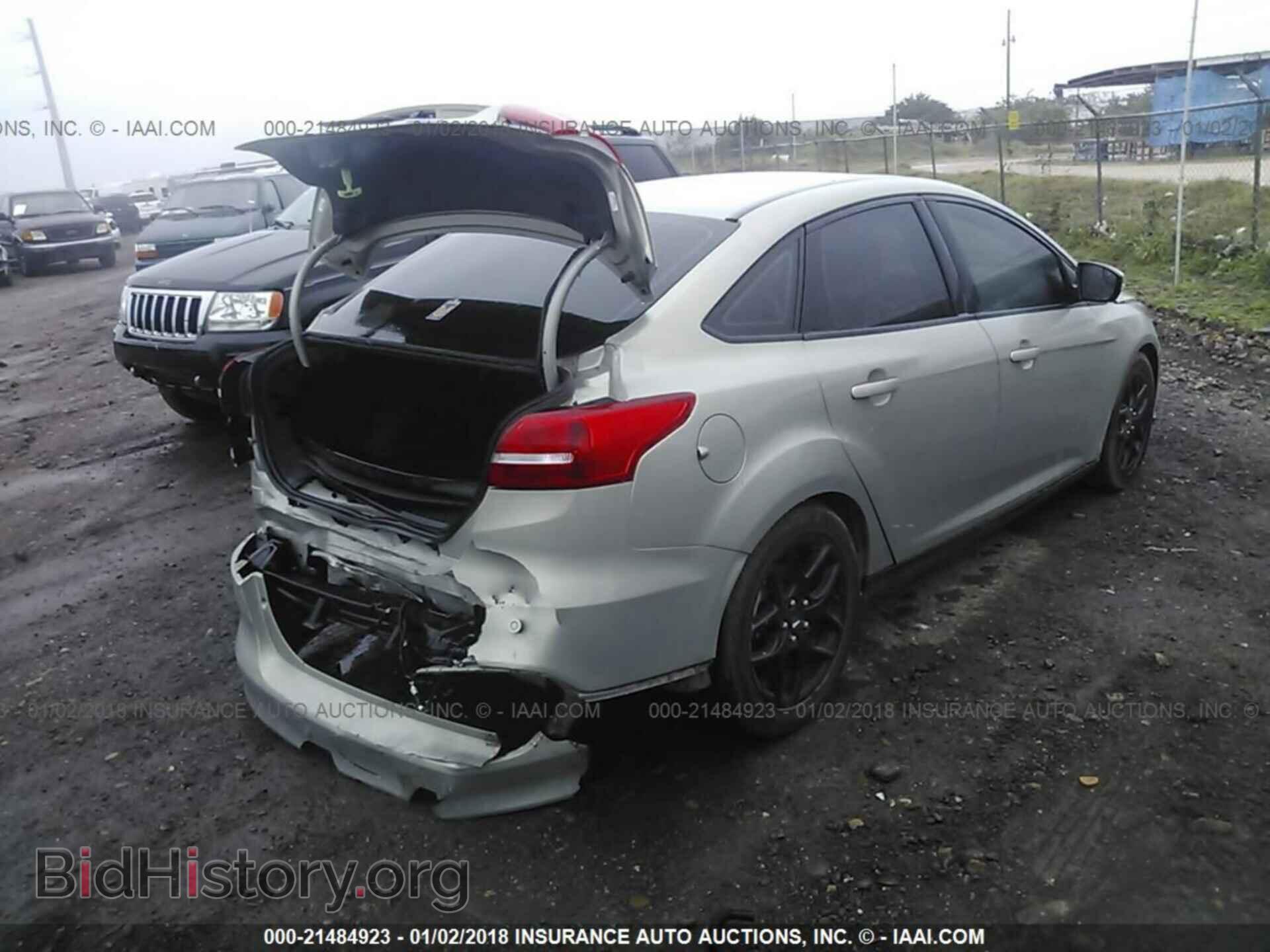 2016 Ford Focus - VIN: 1FADP3F27GL245092 - Photo 4