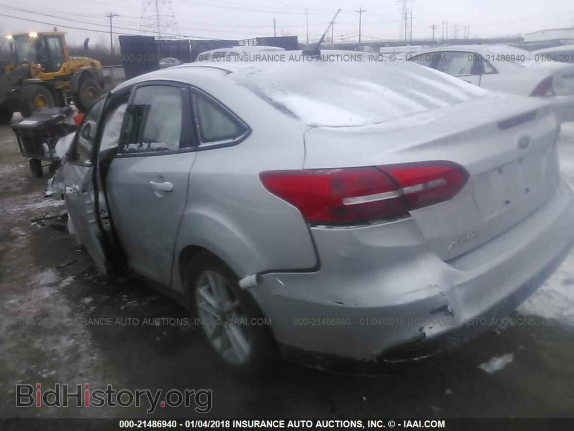 2016 Ford Focus - VIN: 1FADP3F24GL394396 - Photo 3