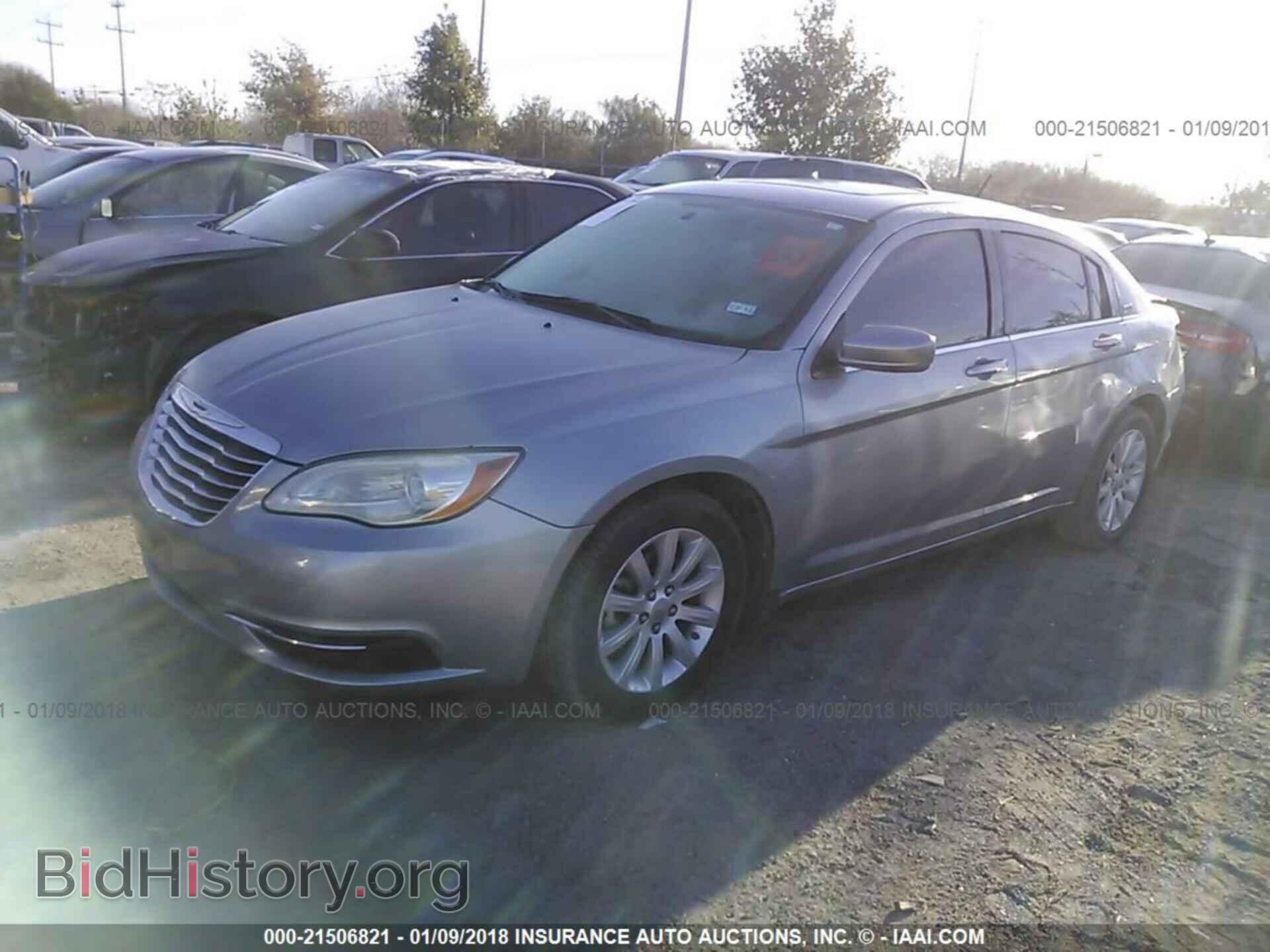 2014 Chrysler 200 - VIN: 1C3CCBBB4EN177230 - Фото 2