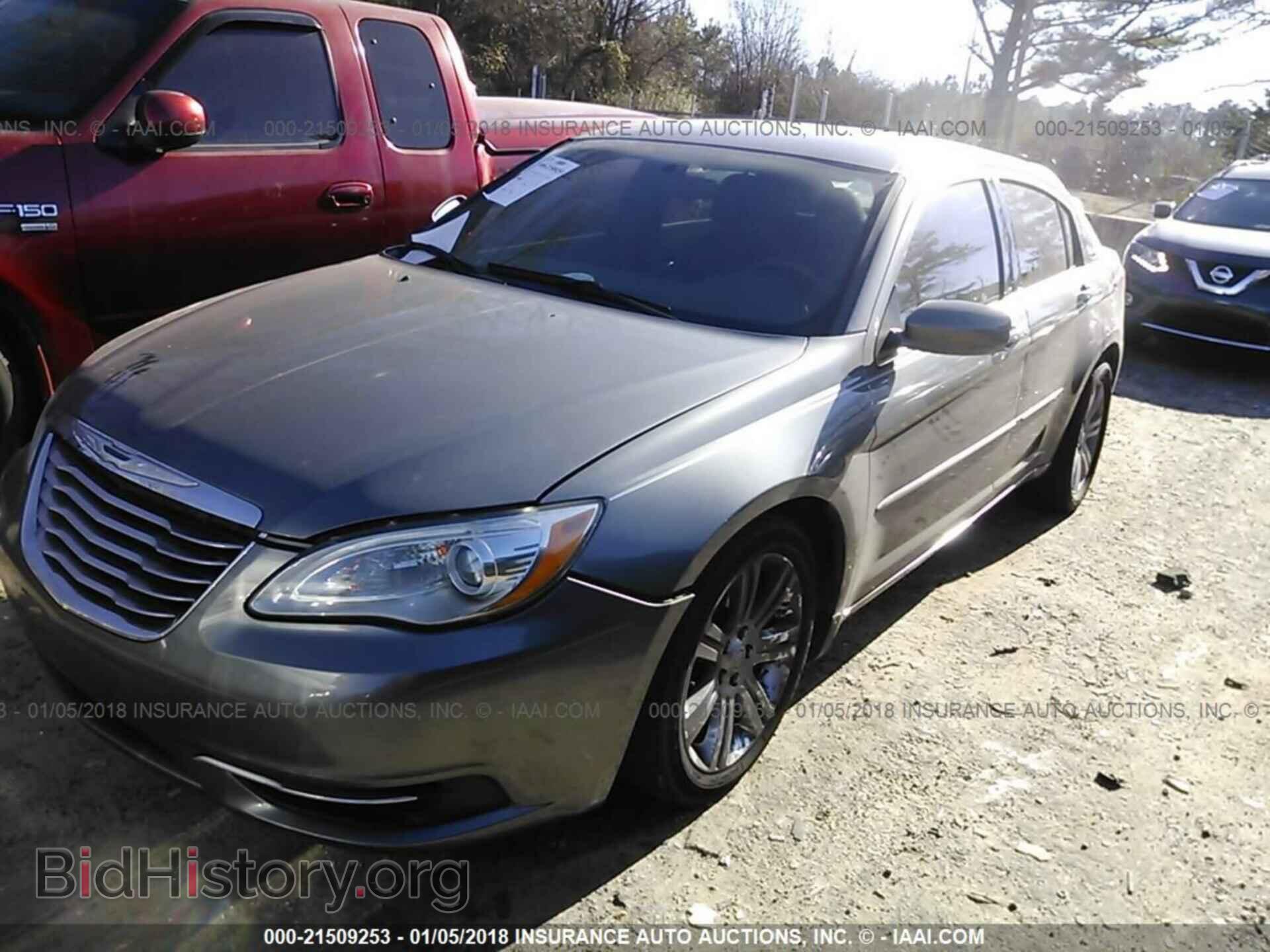 2013 Chrysler 200 - VIN: 1C3CCBAB8DN763736 - Фото 2
