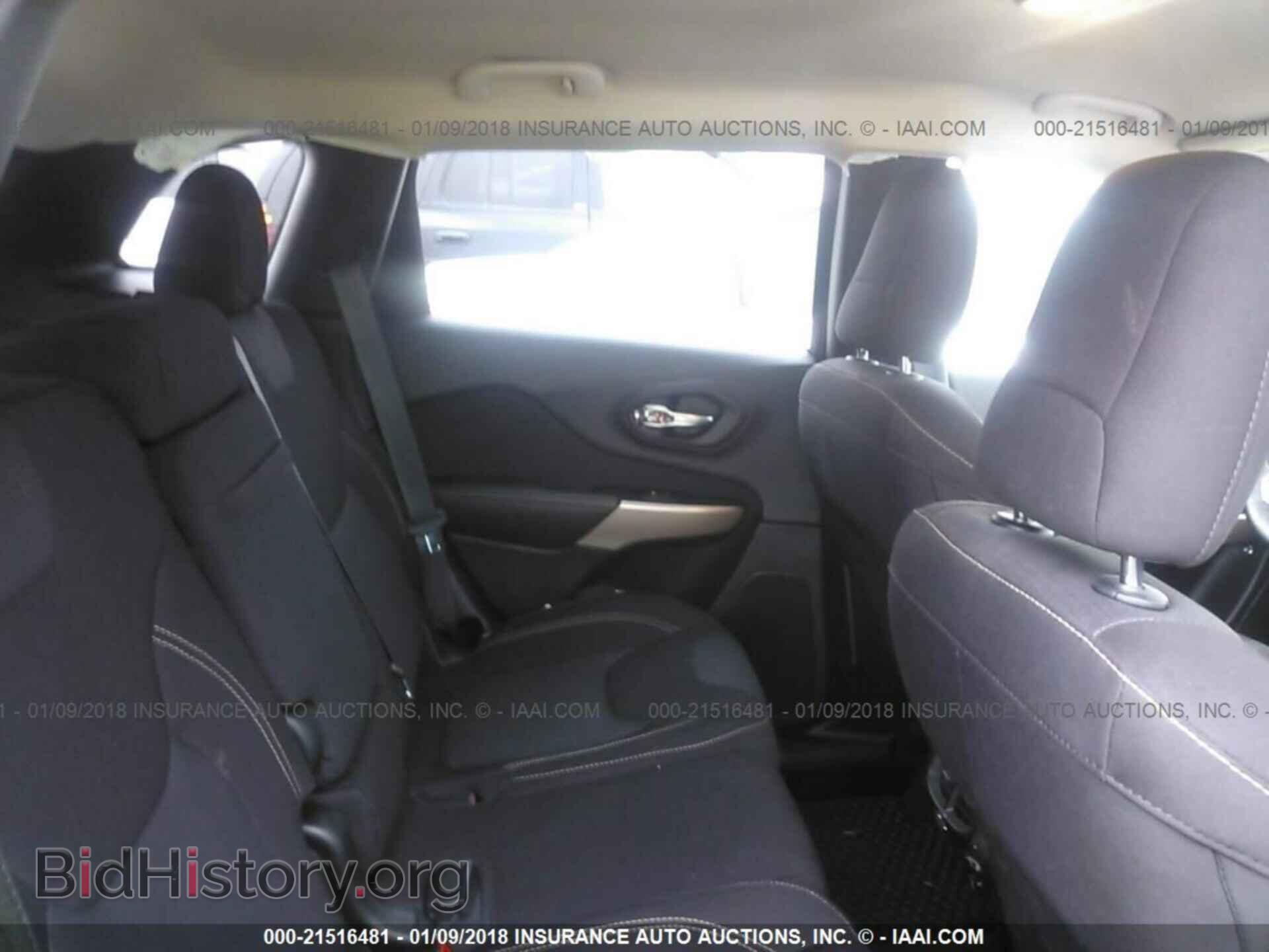 2017 Jeep Cherokee - VIN: 1C4PJMCS4HW581785 - Photo 8