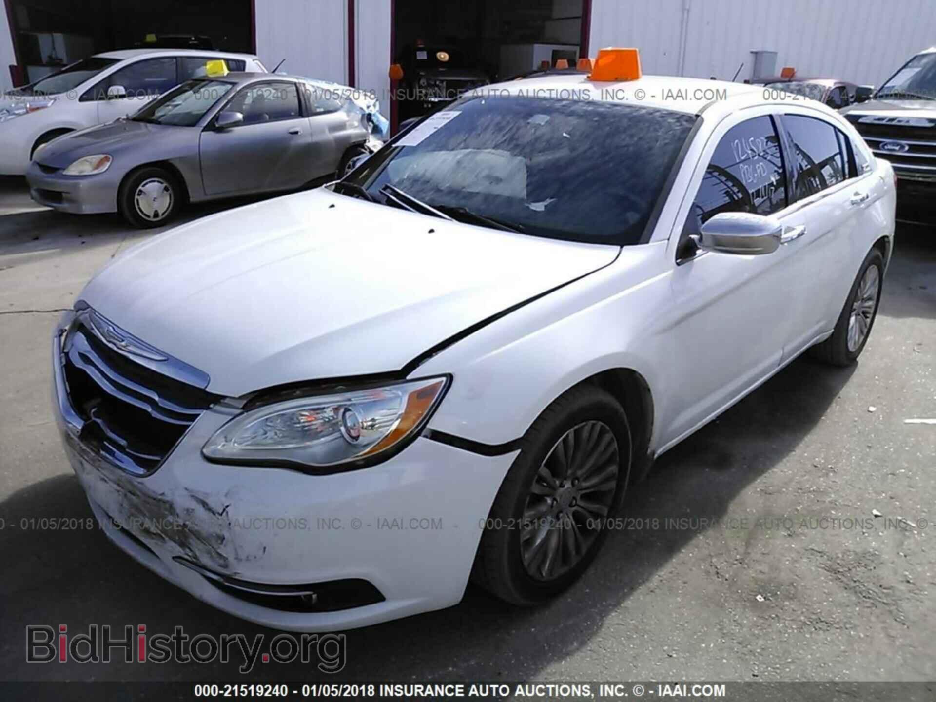 2011 Chrysler 200 - VIN: 1C3BC2FB8BN571766 - Фото 2