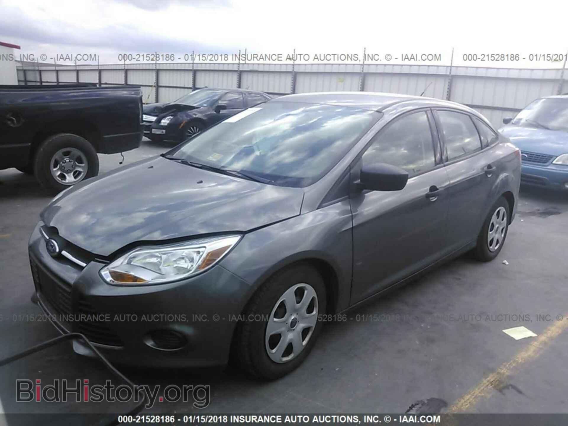 2013 Ford Focus - VIN: 1FADP3E20DL142772 - Photo 2