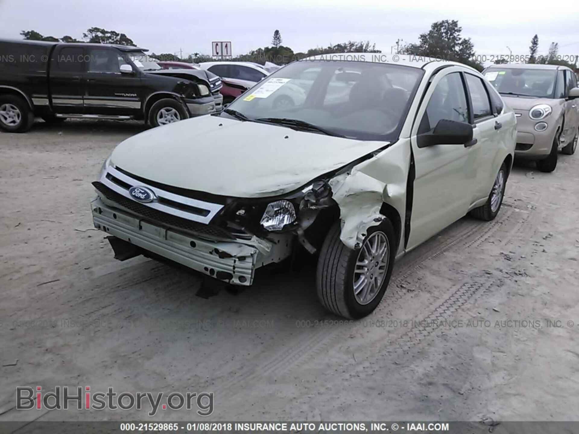 2011 Ford Focus - VIN: 1FAHP3FN4BW174792 - Photo 2