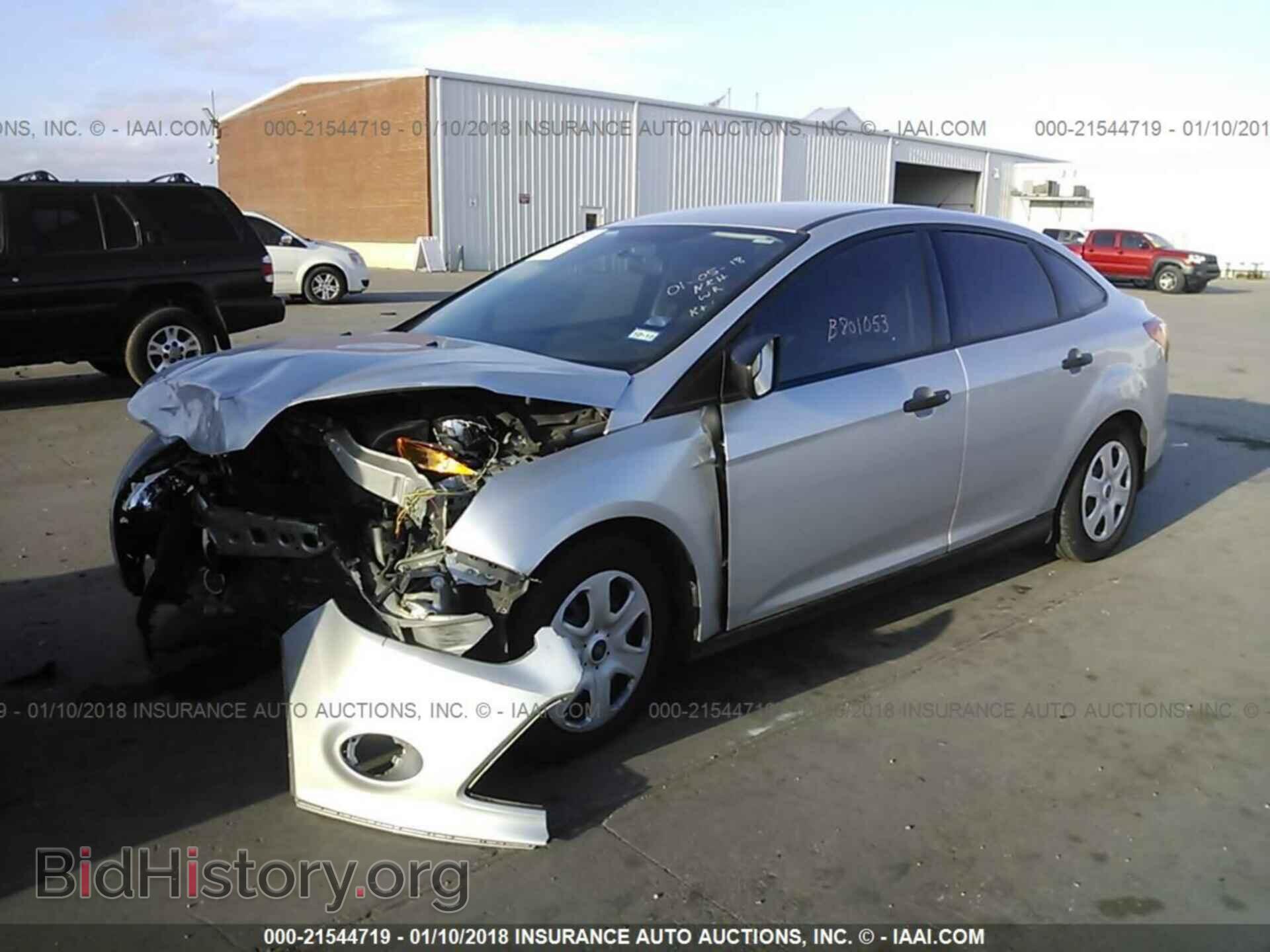 2014 Ford Focus - VIN: 1FADP3E20EL117727 - Photo 2