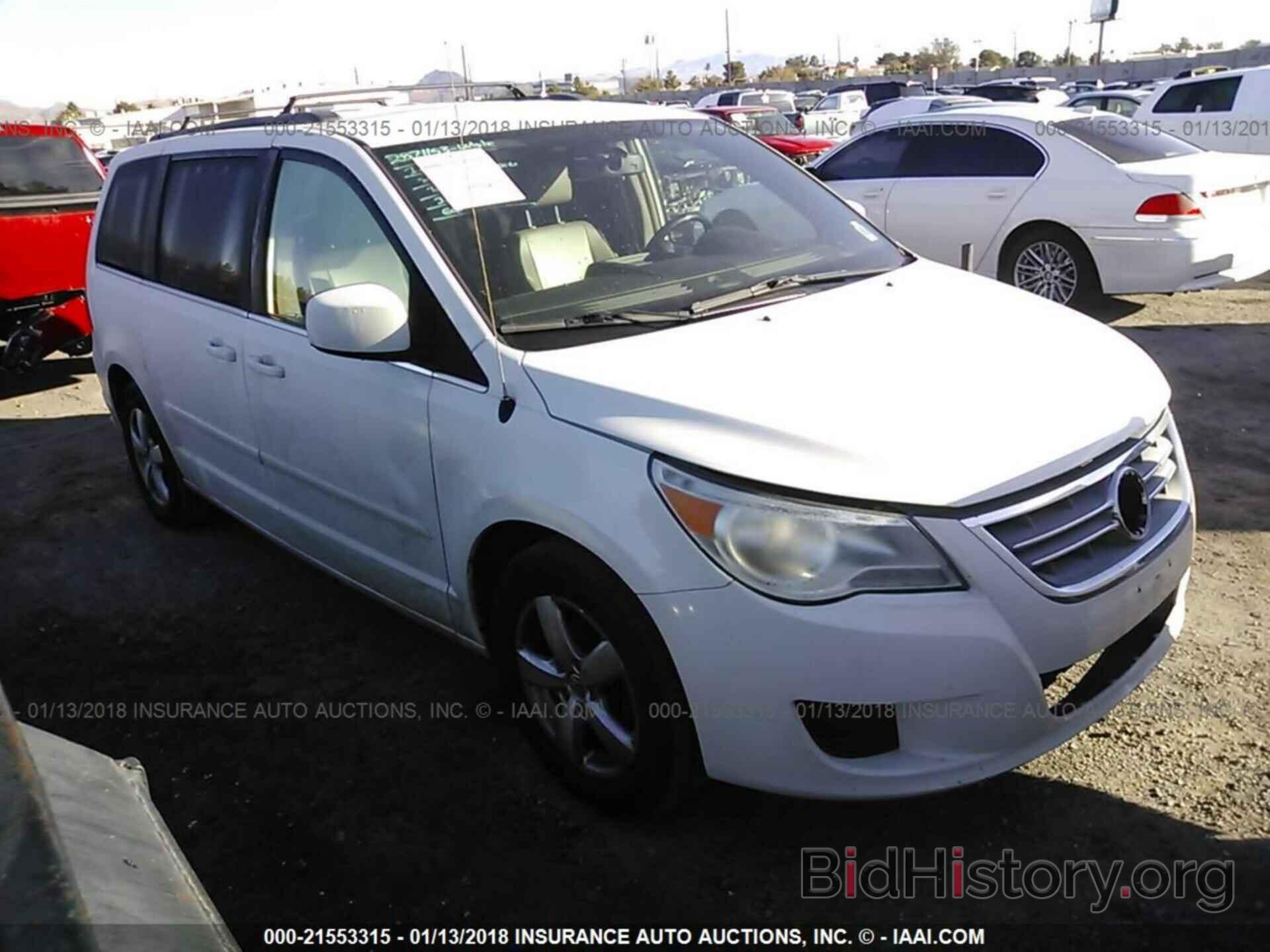 Photo 2V4RW3DG0BR625916 - Volkswagen Routan 2011