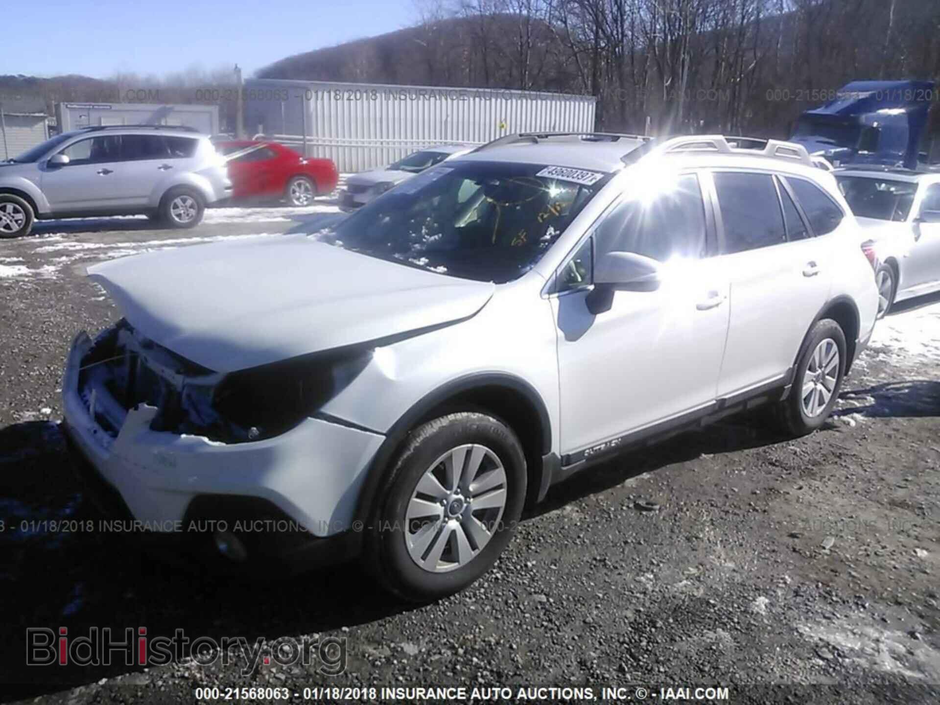2018 Subaru Outback - VIN: 4S4BSACC5J3205209 - Фото 2