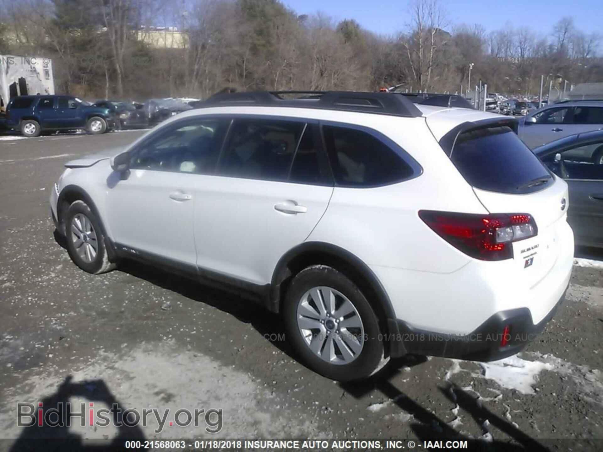 2018 Subaru Outback - VIN: 4S4BSACC5J3205209 - Фото 3