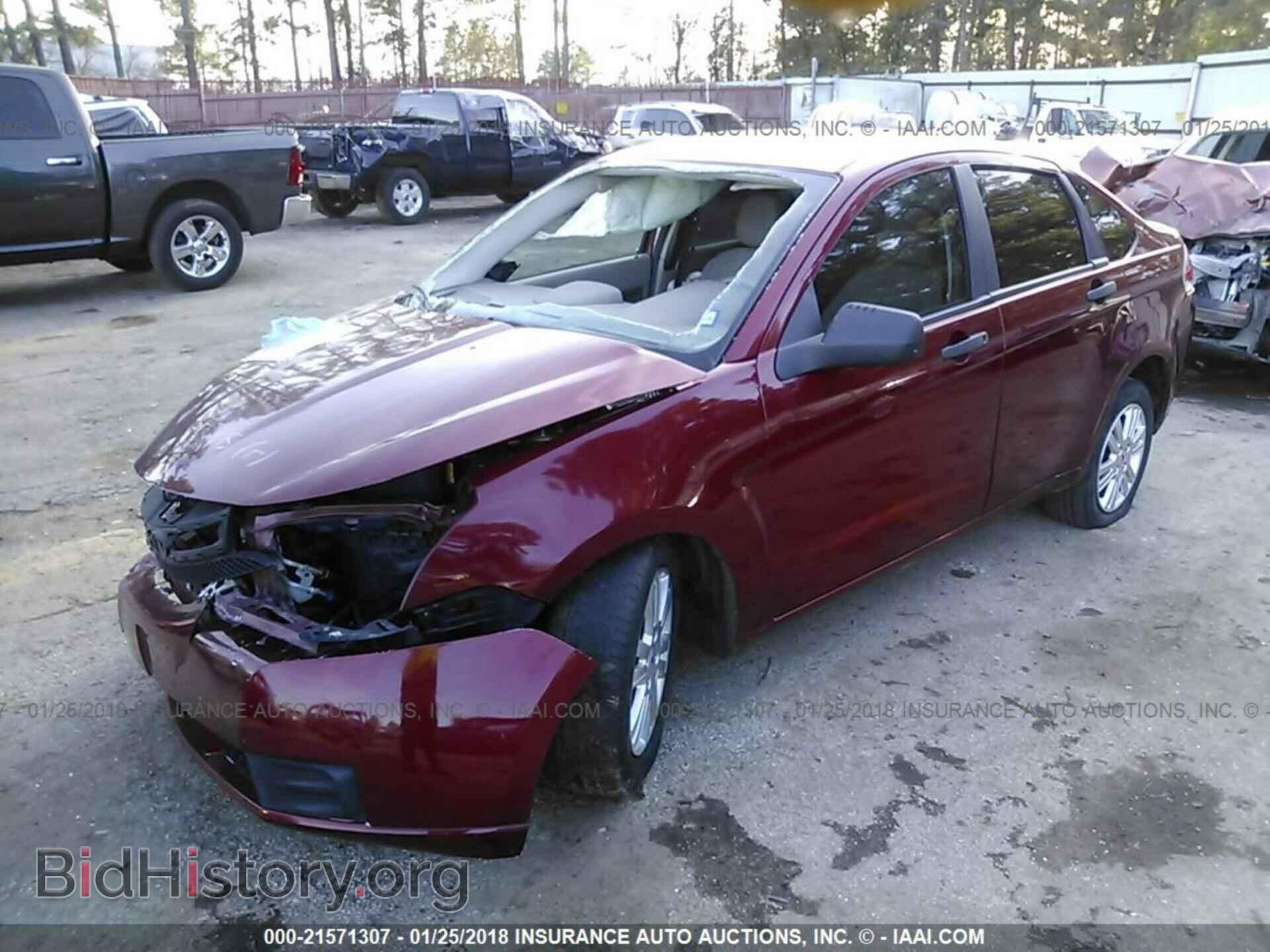 2011 Ford Focus - VIN: 1FAHP3EN7BW117052 - Фото 2
