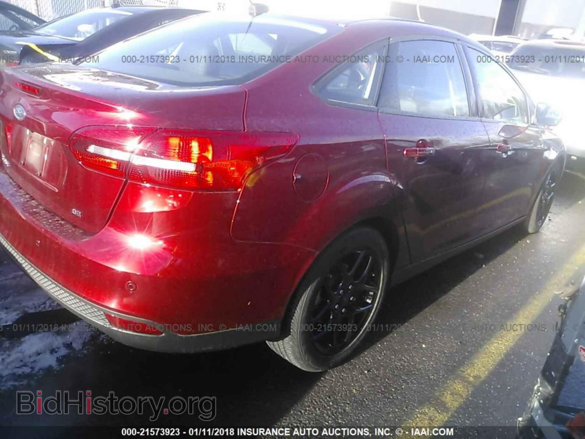 2016 Ford Focus - VIN: 1FADP3F20GL384318 - Photo 4