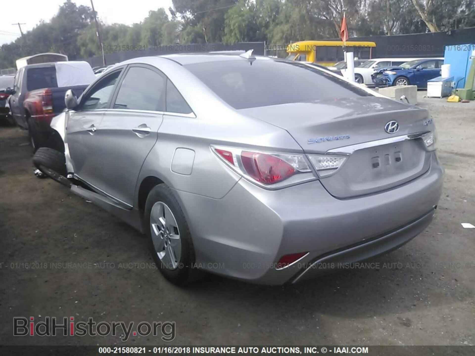 2012 Hyundai Sonata - VIN: KMHEC4A40CA037128 - Photo 3