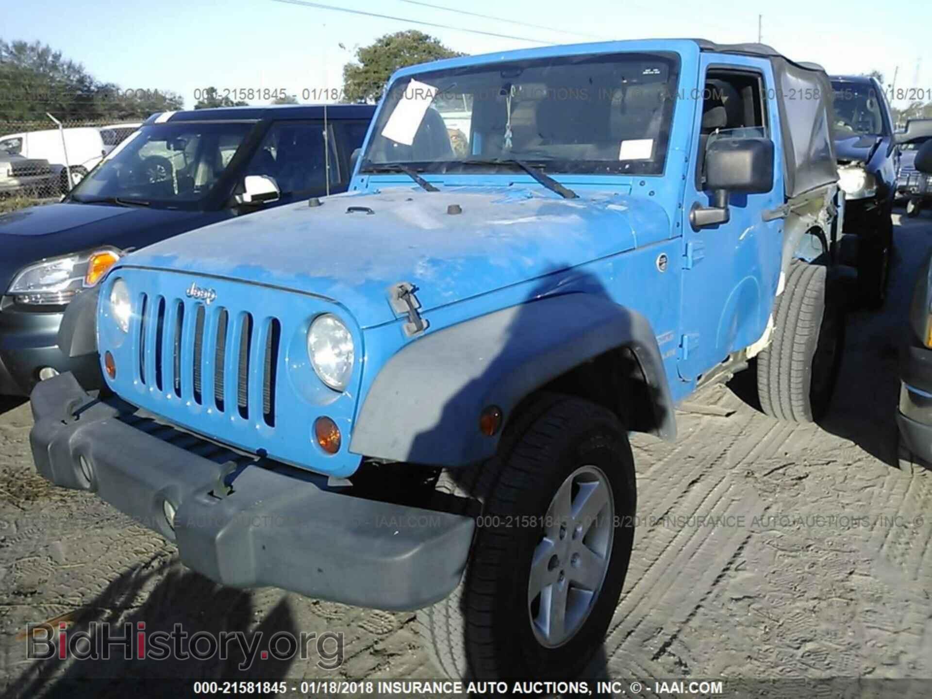 2011 Jeep Wrangler - VIN: 1J4AA2D12BL531275 - Фото 2