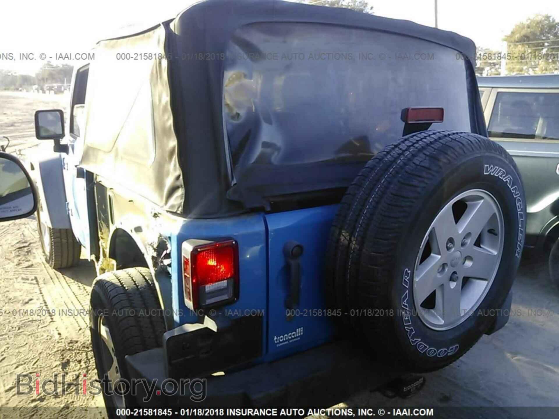 2011 Jeep Wrangler - VIN: 1J4AA2D12BL531275 - Фото 3