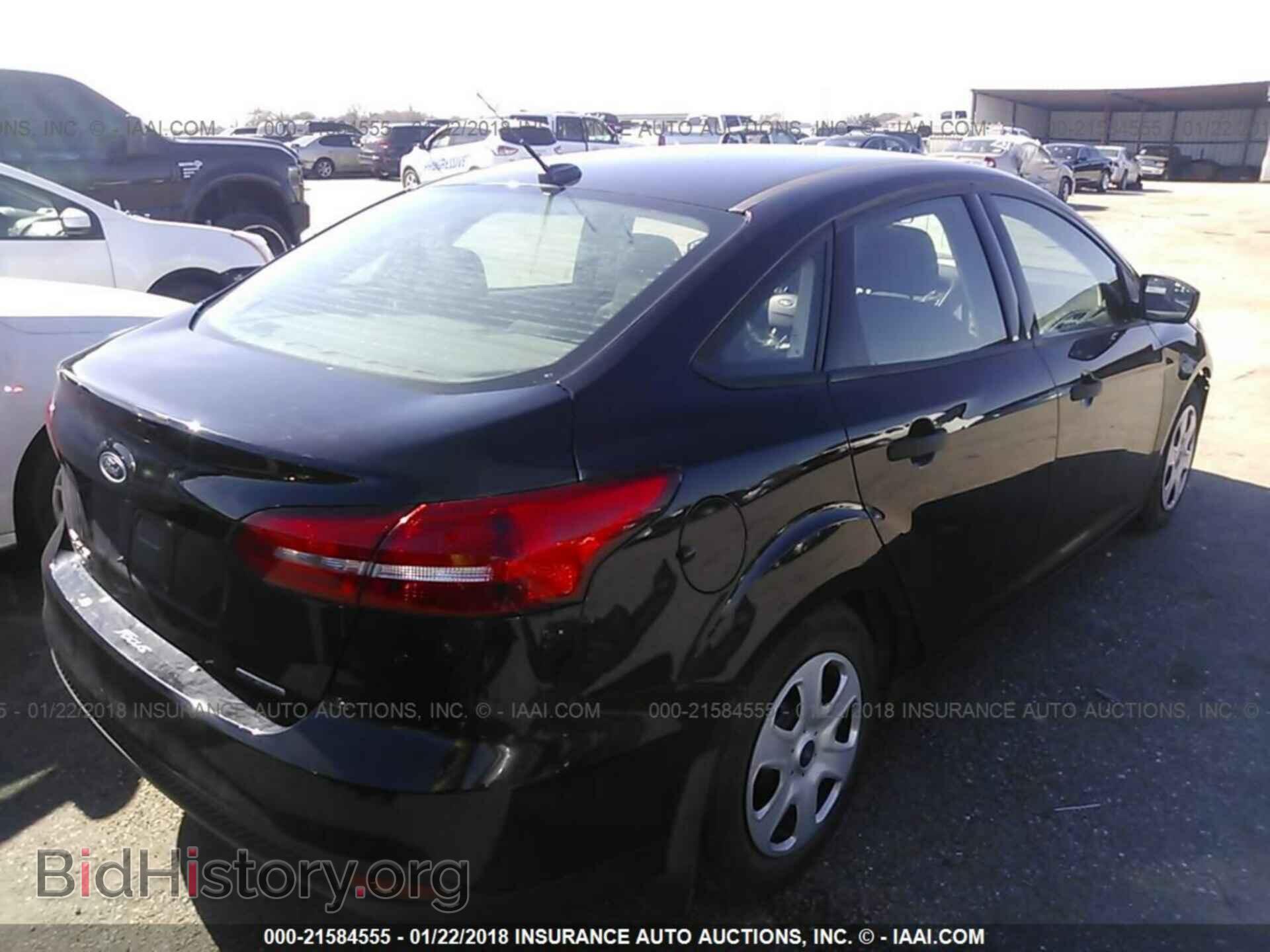 2016 Ford Focus - VIN: 1FADP3E22GL233966 - Photo 4