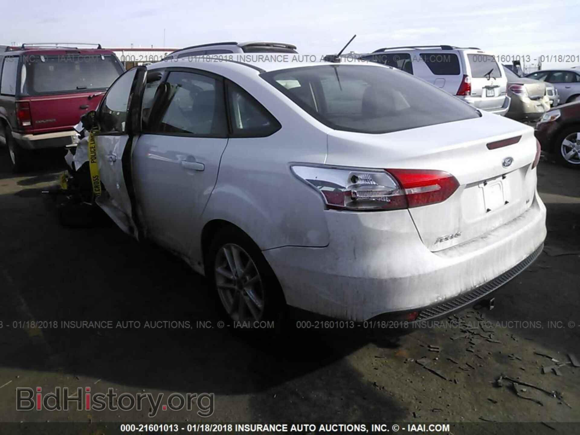 2015 Ford Focus - VIN: 1FADP3F28FL247657 - Photo 3