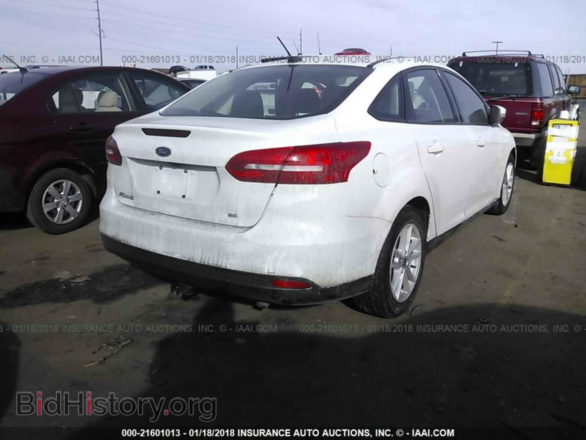 2015 Ford Focus - VIN: 1FADP3F28FL247657 - Photo 4
