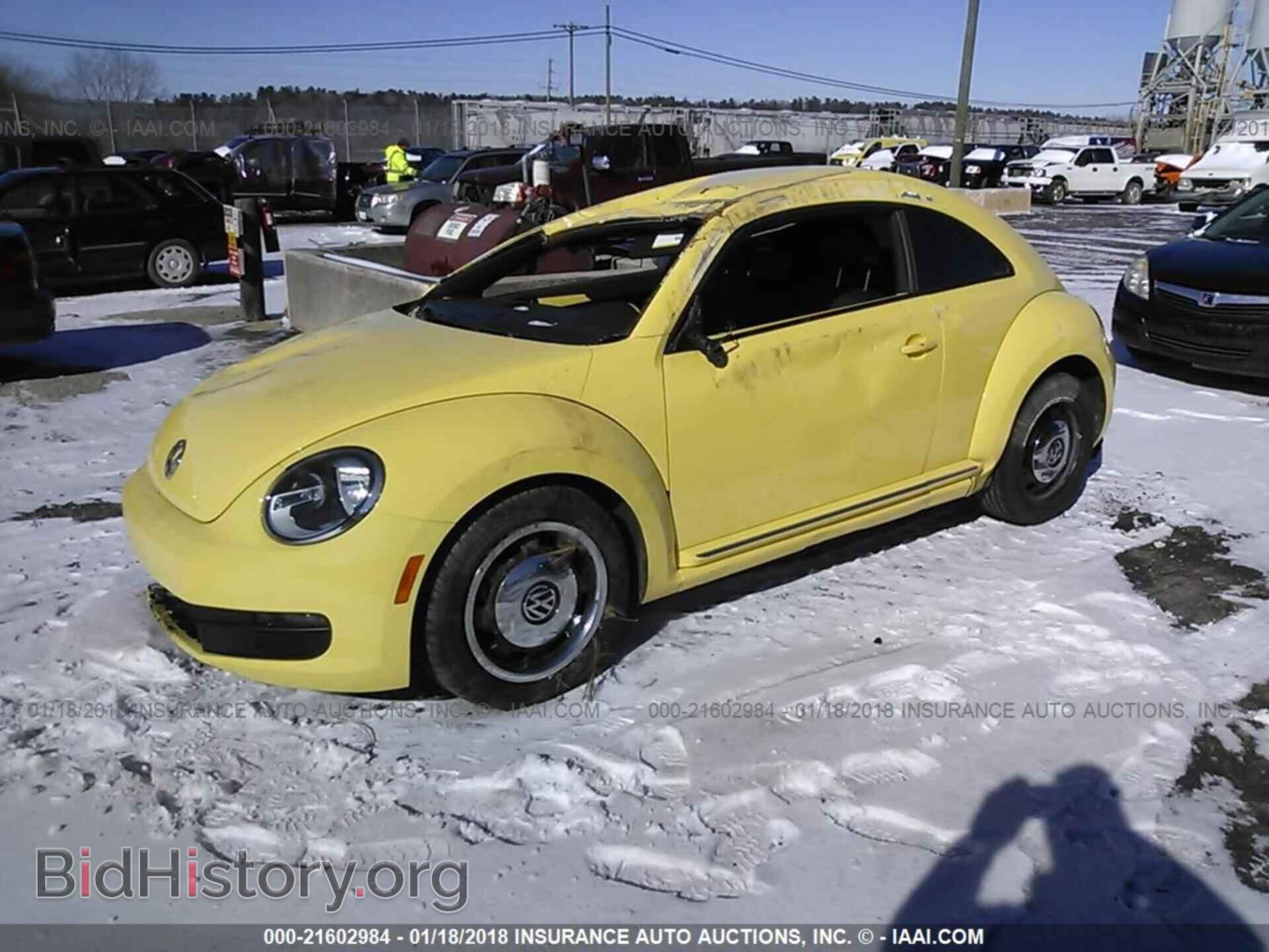 2012 Volkswagen Beetle - VIN: 3VWJP7AT5CM608967 - Фото 2