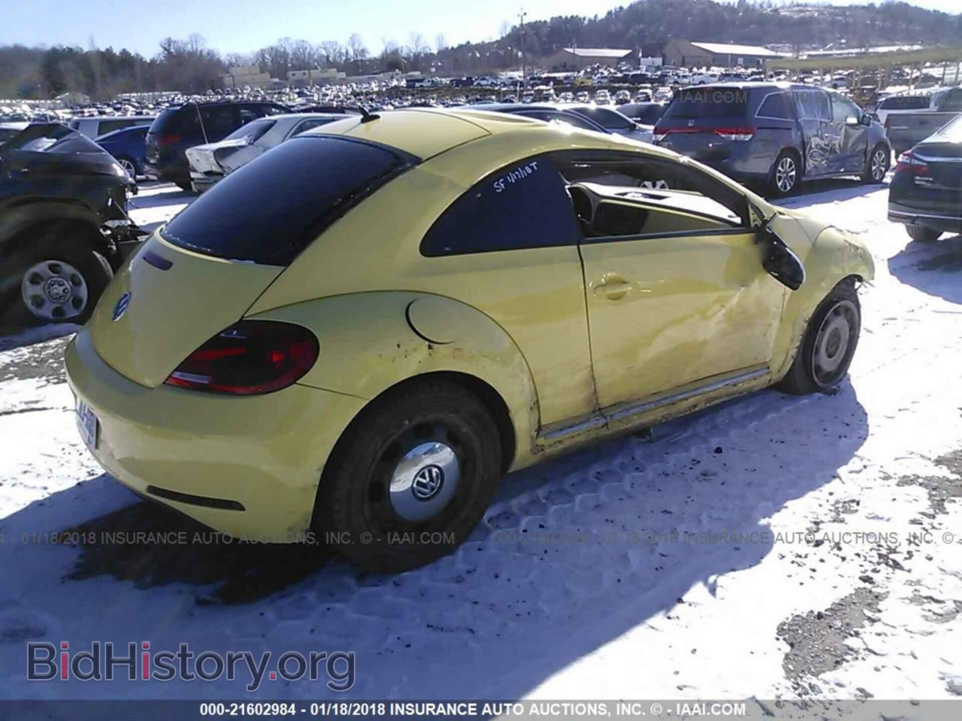2012 Volkswagen Beetle - VIN: 3VWJP7AT5CM608967 - Фото 4