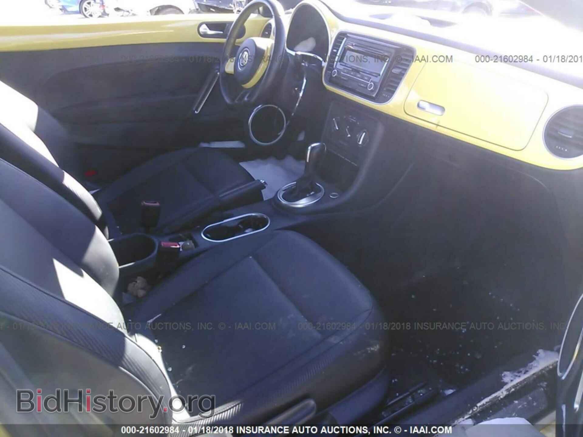 2012 Volkswagen Beetle - VIN: 3VWJP7AT5CM608967 - Фото 5