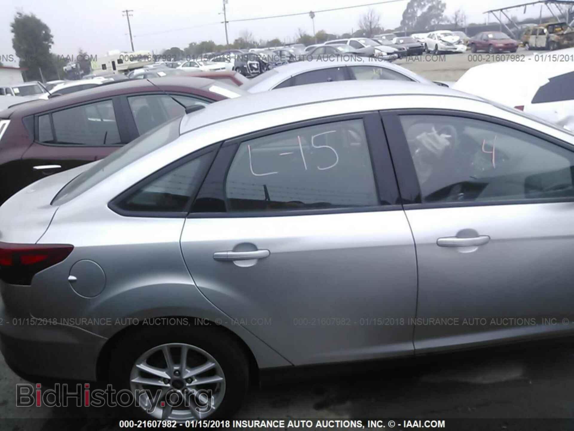 2016 Ford Focus - VIN: 1FADP3F23GL344525 - Photo 4
