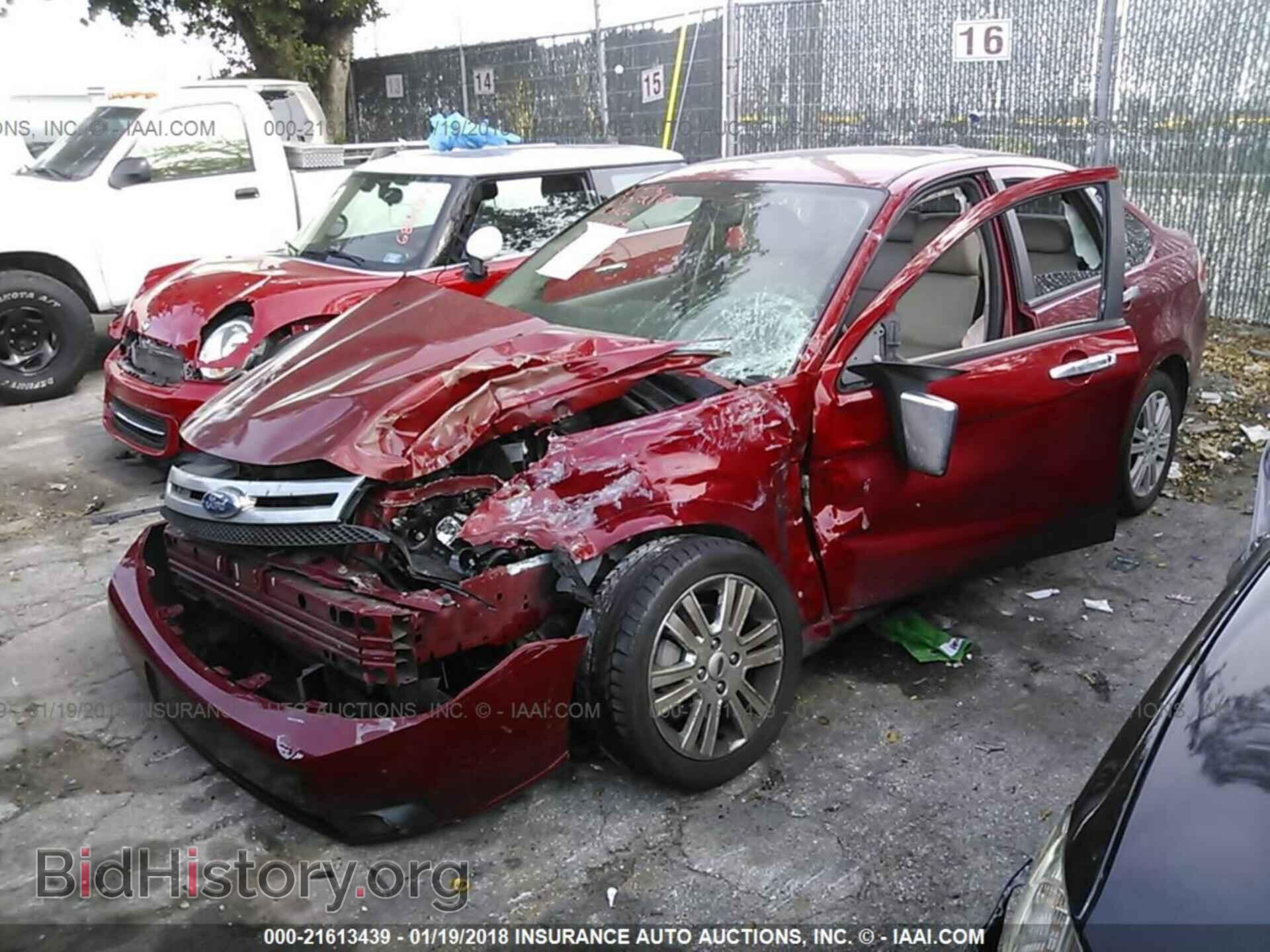 2011 Ford Focus - VIN: 1FAHP3HN7BW195701 - Фото 2