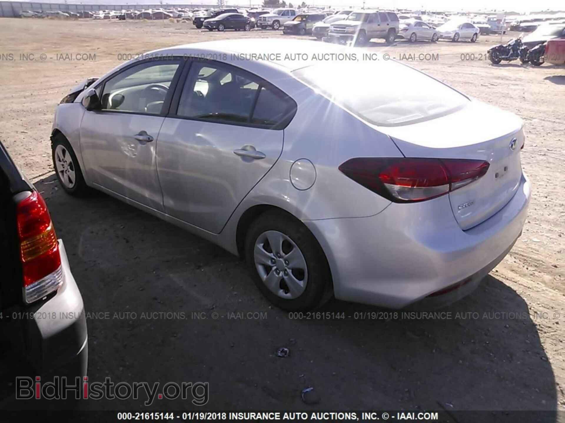 2017 Kia Forte - VIN: 3KPFK4A7XHE139529 - Фото 3