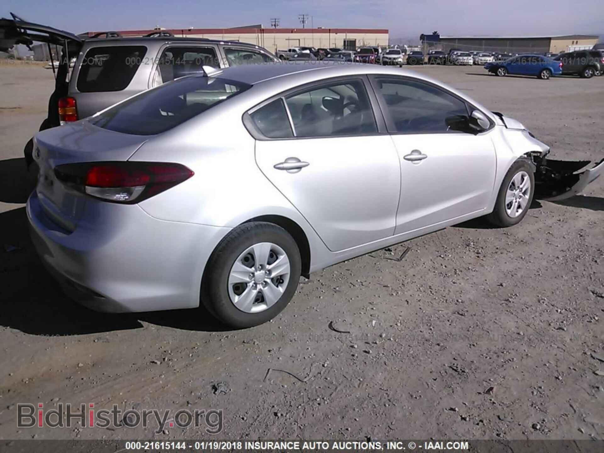 2017 Kia Forte - VIN: 3KPFK4A7XHE139529 - Фото 4