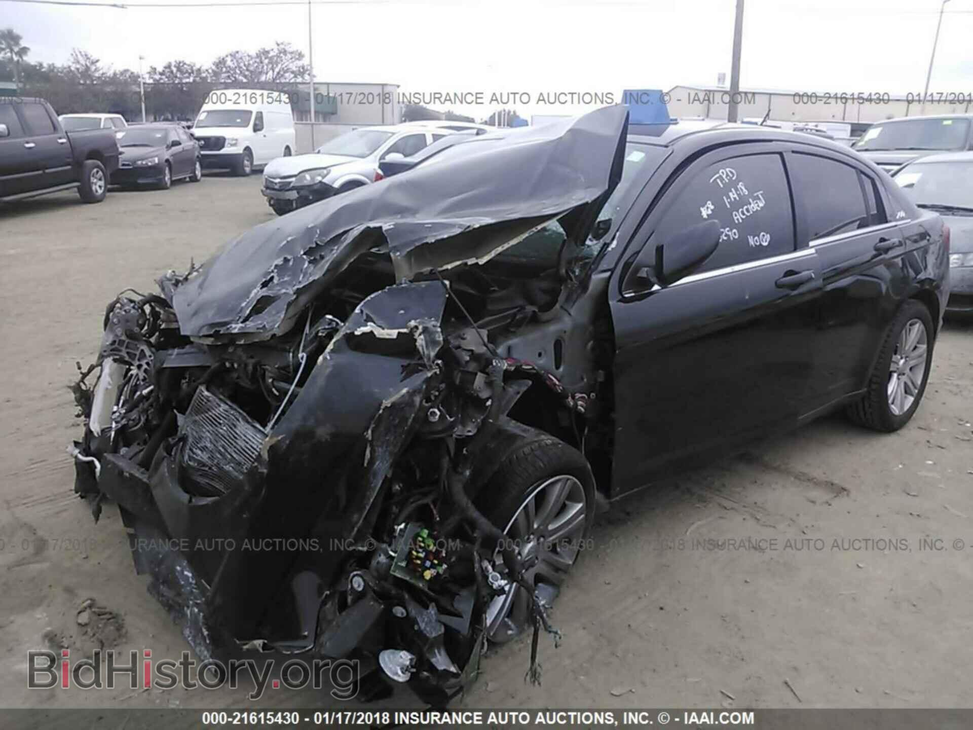 2014 Chrysler 200 - VIN: 1C3CCBBB4EN120624 - Photo 2