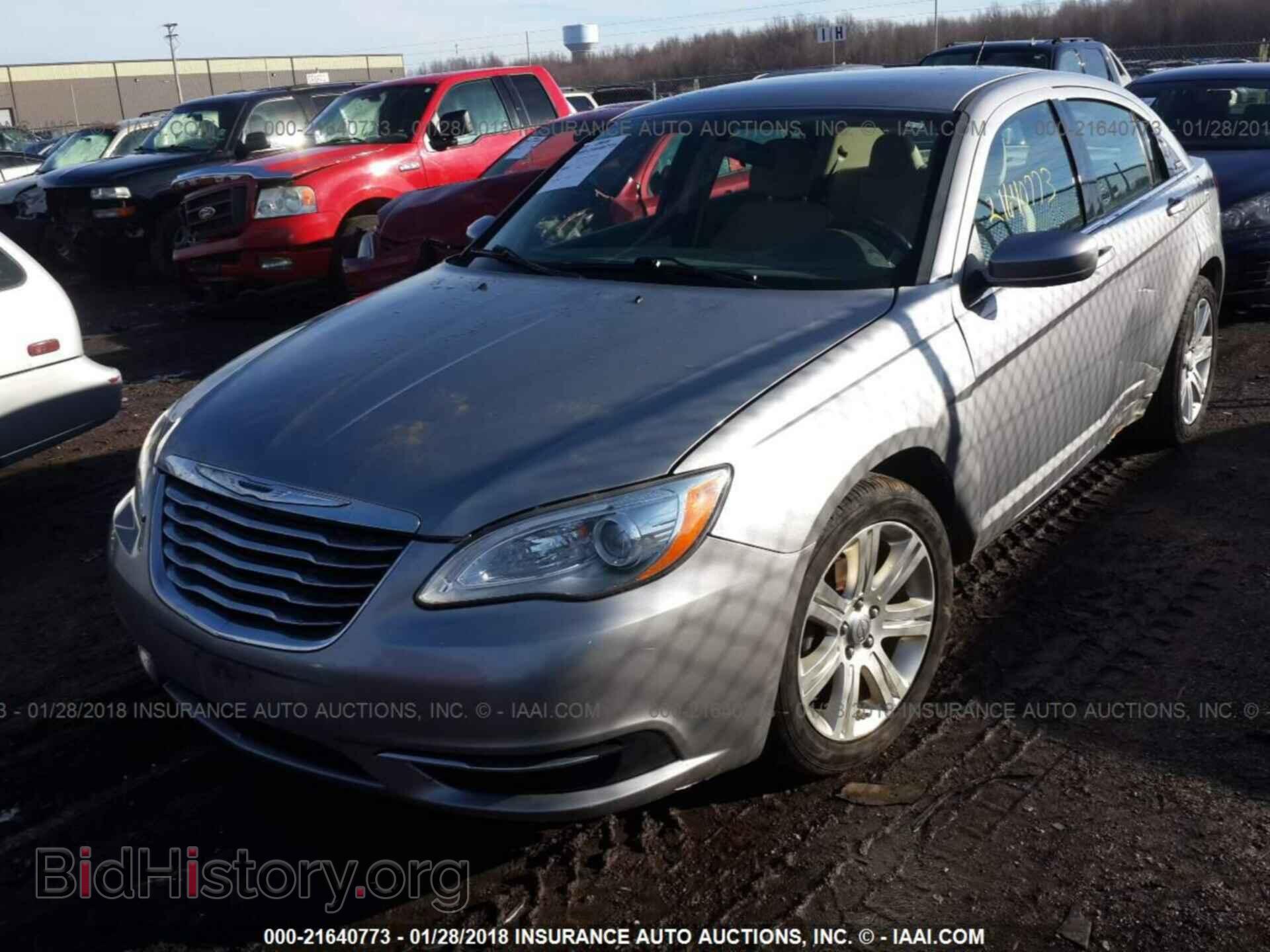 2013 Chrysler 200 - VIN: 1C3CCBBB2DN765481 - Фото 2
