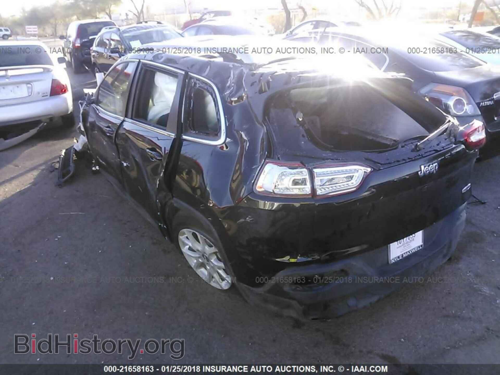 2018 Jeep Cherokee - VIN: 1C4PJLLB9JD552245 - Фото 3