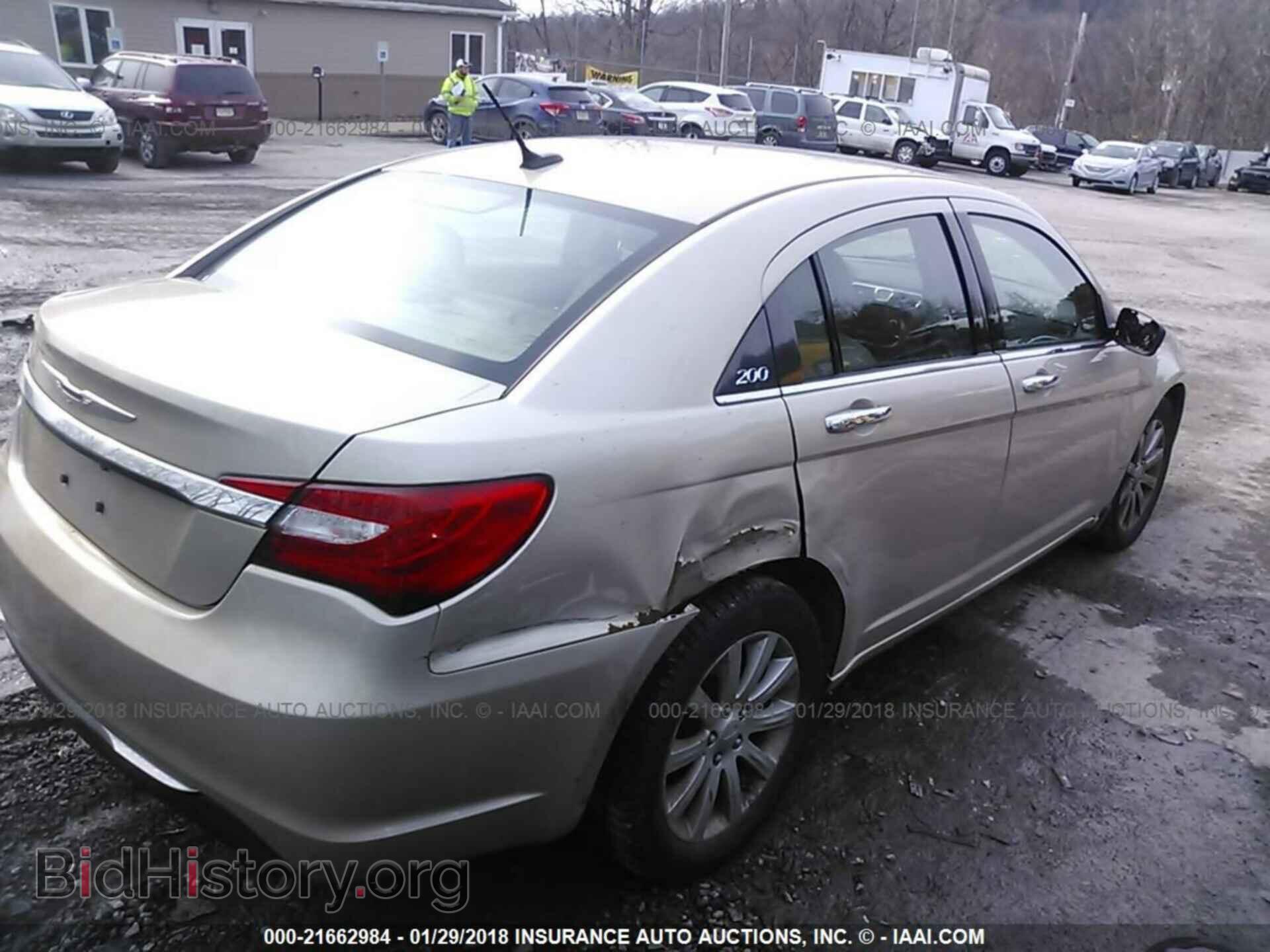2013 Chrysler 200 - VIN: 1C3CCBCG3DN578809 - Photo 4