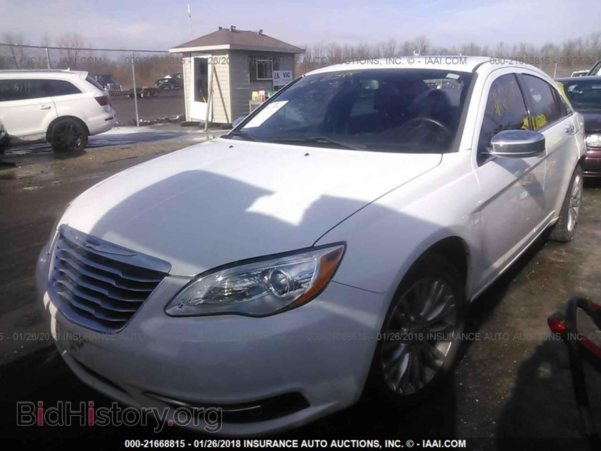 2011 Chrysler 200 - VIN: 1C3BC2FBXBN582672 - Photo 2