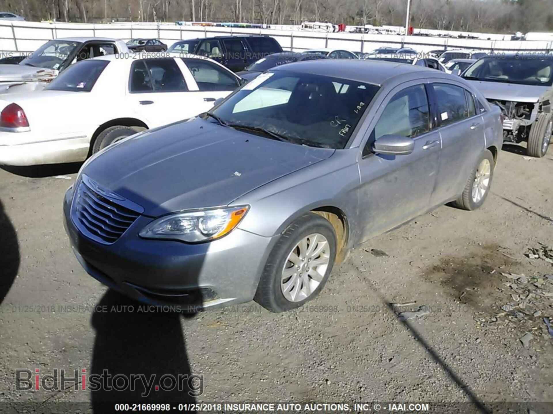 2013 Chrysler 200 - VIN: 1C3CCBBB8DN694593 - Photo 2