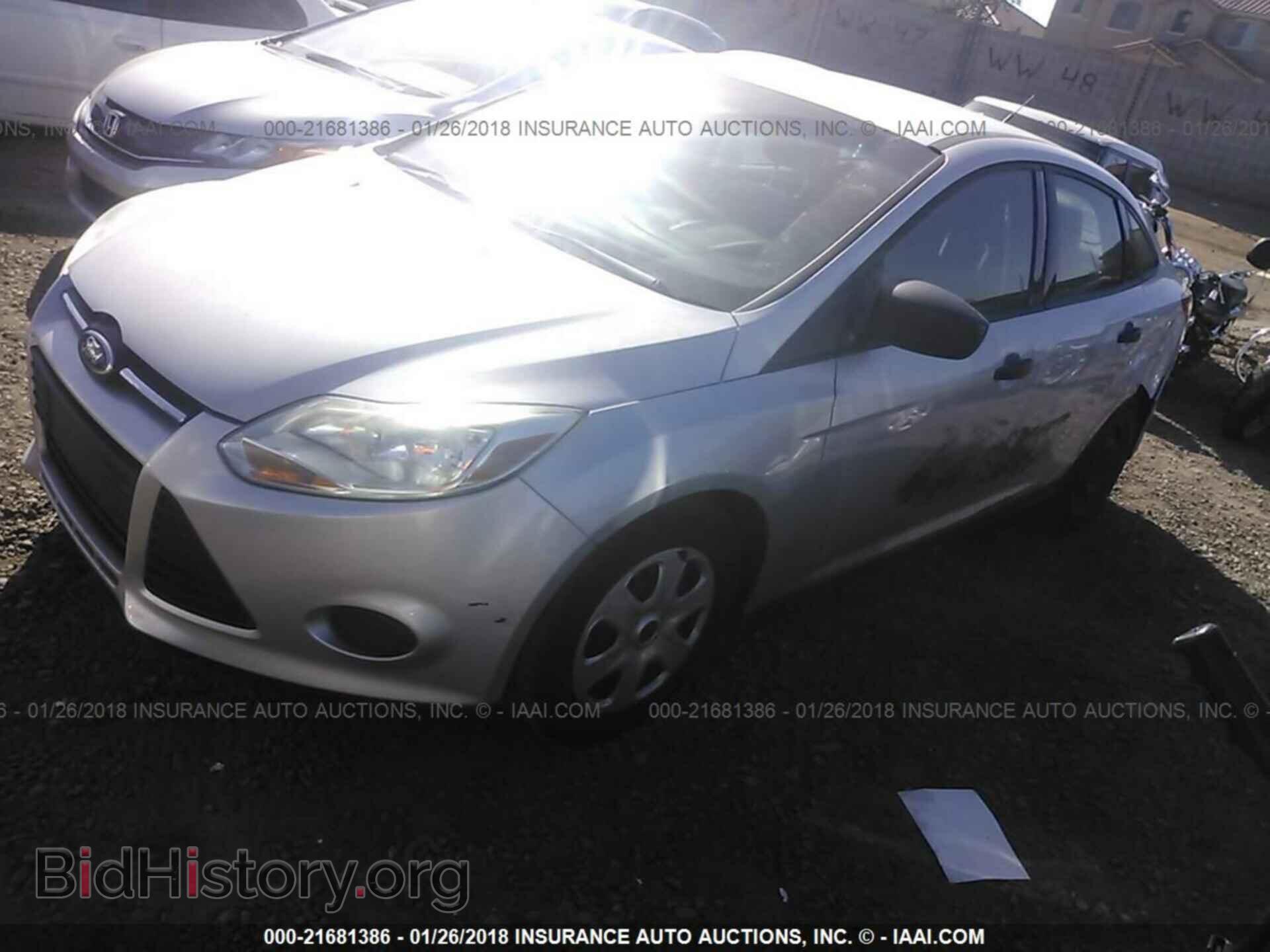 2012 Ford Focus - VIN: 1FAHP3E21CL302173 - Фото 2