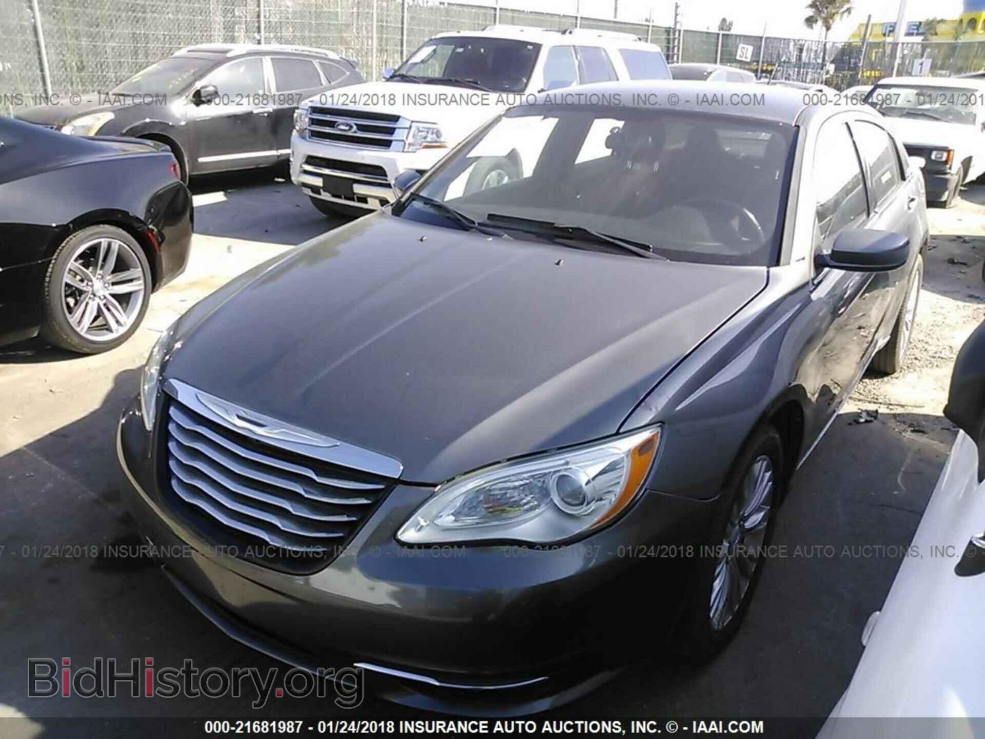 2013 Chrysler 200 - VIN: 1C3CCBBB4DN672896 - Фото 2