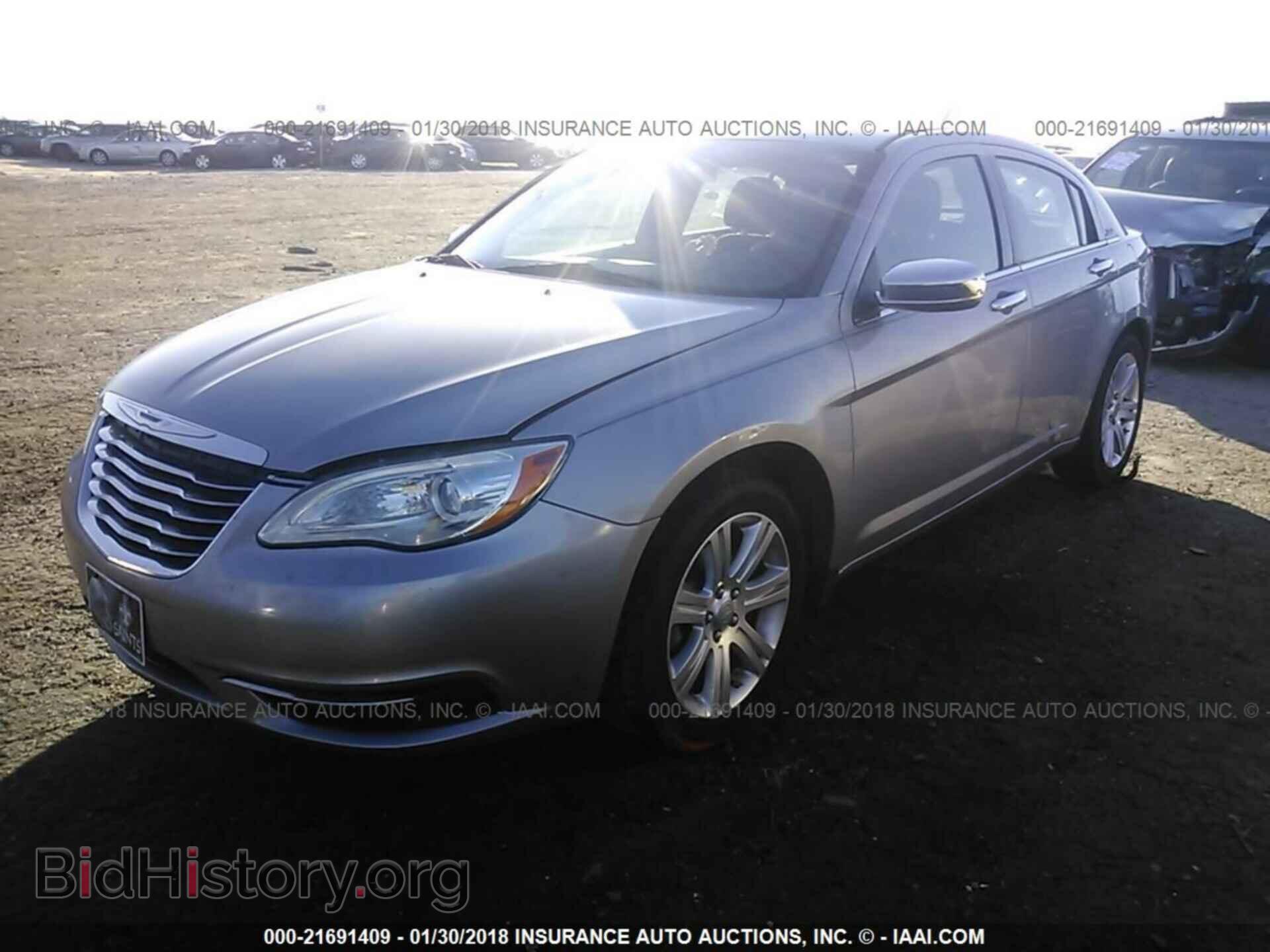 2013 Chrysler 200 - VIN: 1C3CCBAB9DN762420 - Photo 2