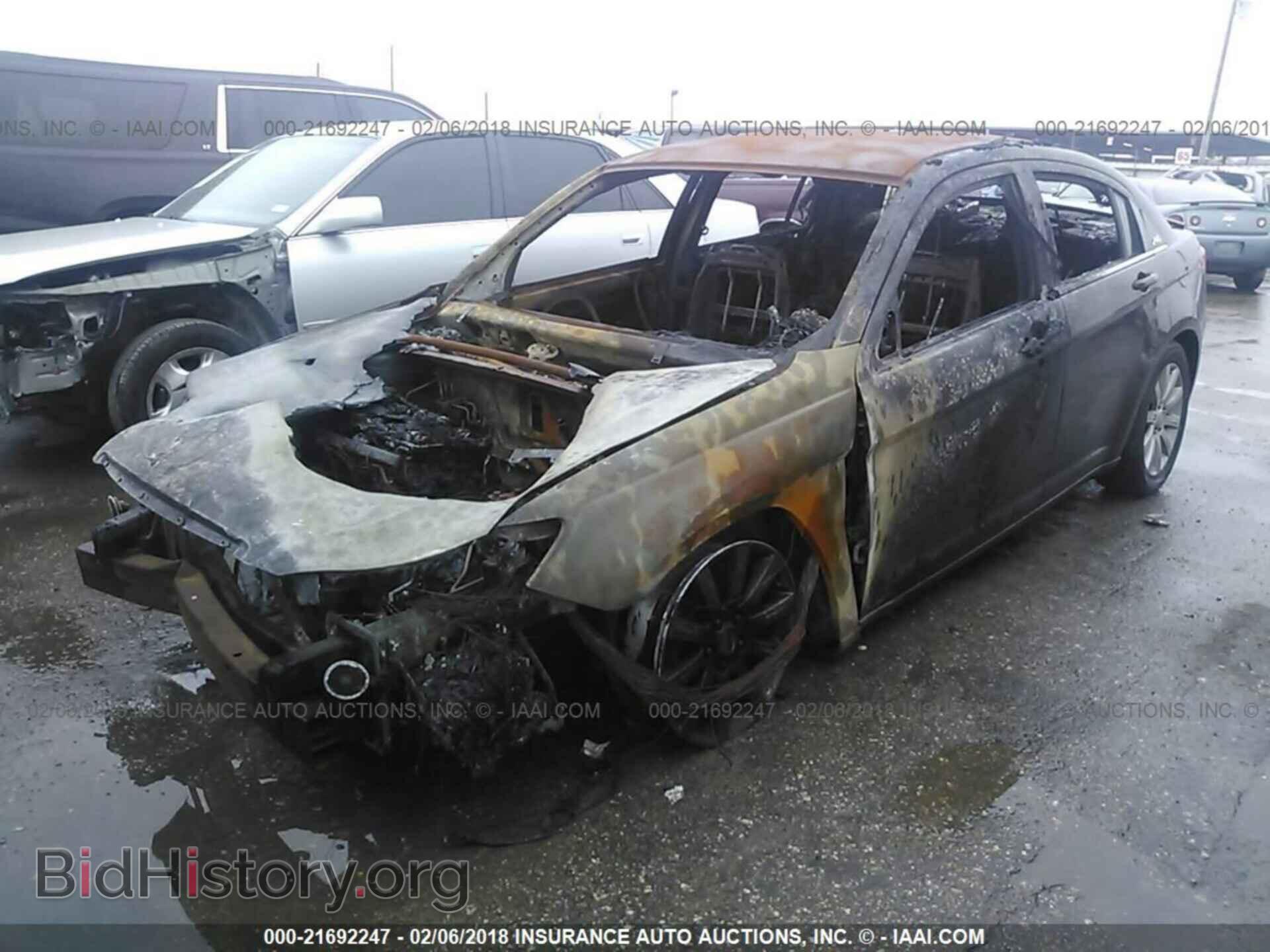 2013 Chrysler 200 - VIN: 1C3CCBBB2DN765934 - Photo 2