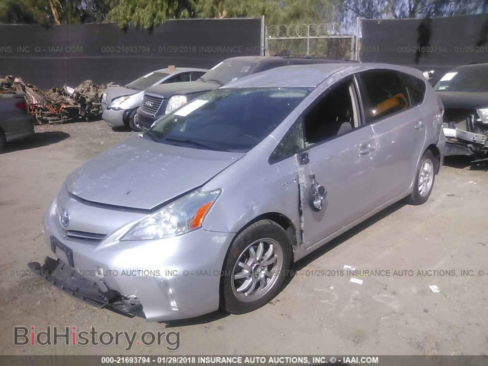2014 Toyota Prius v - VIN: JTDZN3EU2E3315068 - Фото 2