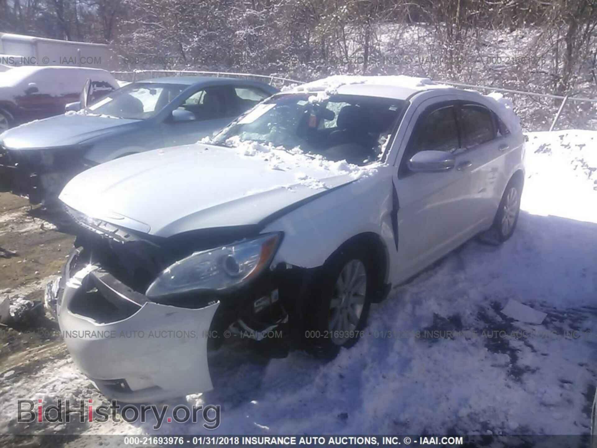 2013 Chrysler 200 - VIN: 1C3CCBCG7DN573211 - Фото 2