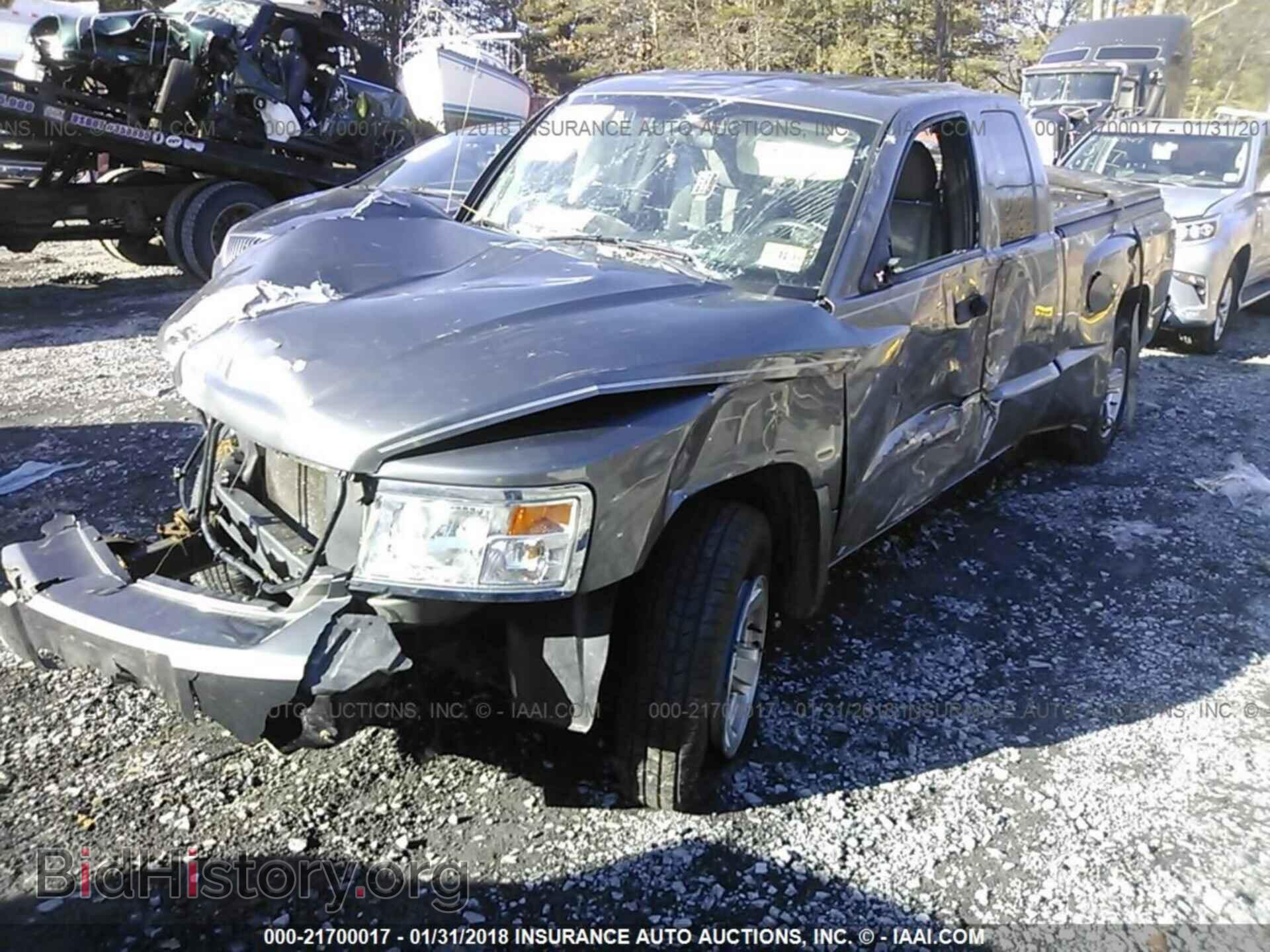 2011 Dodge Dakota - VIN: 1D7RW2BKXBS602756 - Photo 2