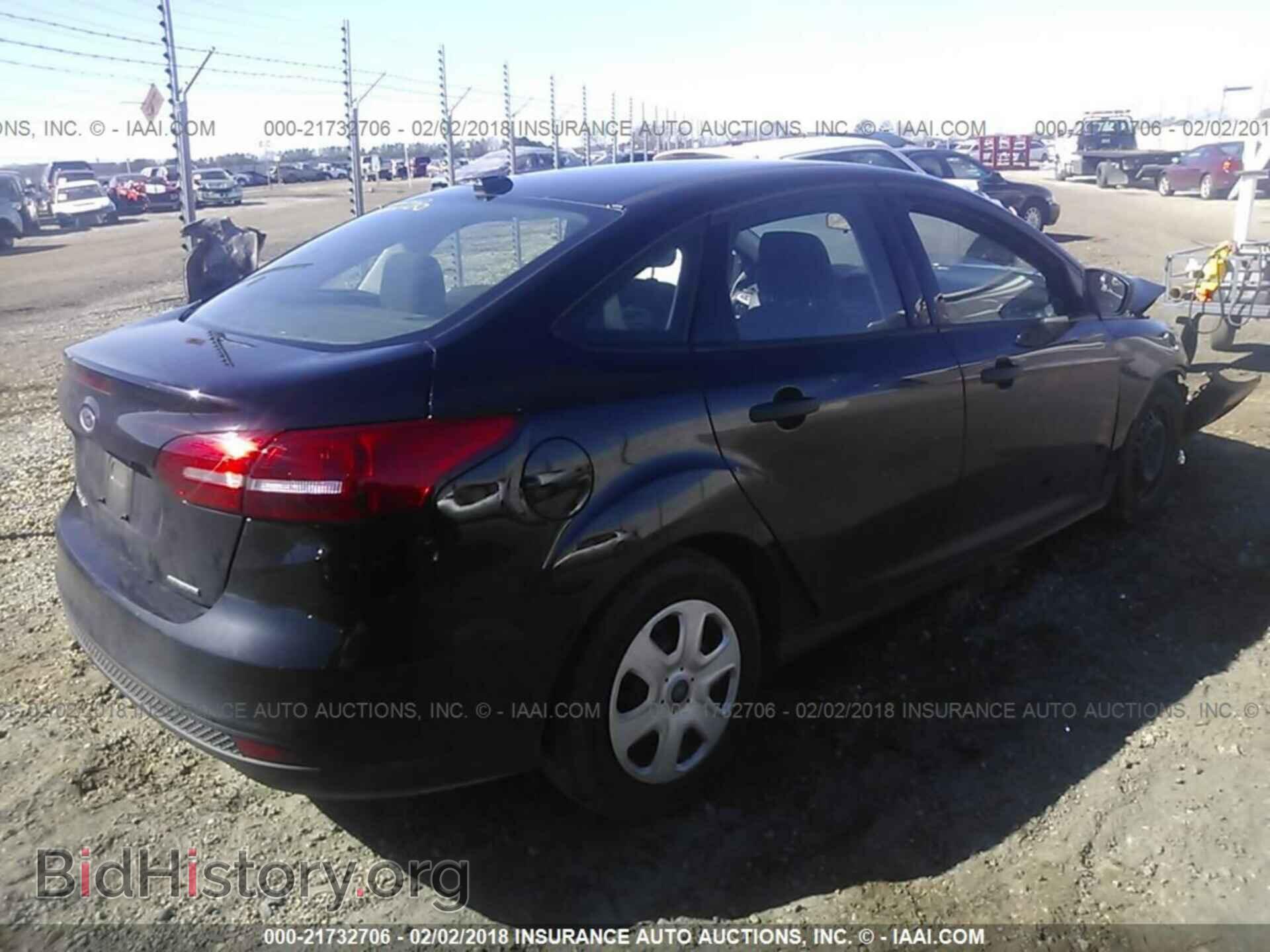 2016 Ford Focus - VIN: 1FADP3E21GL352589 - Photo 4