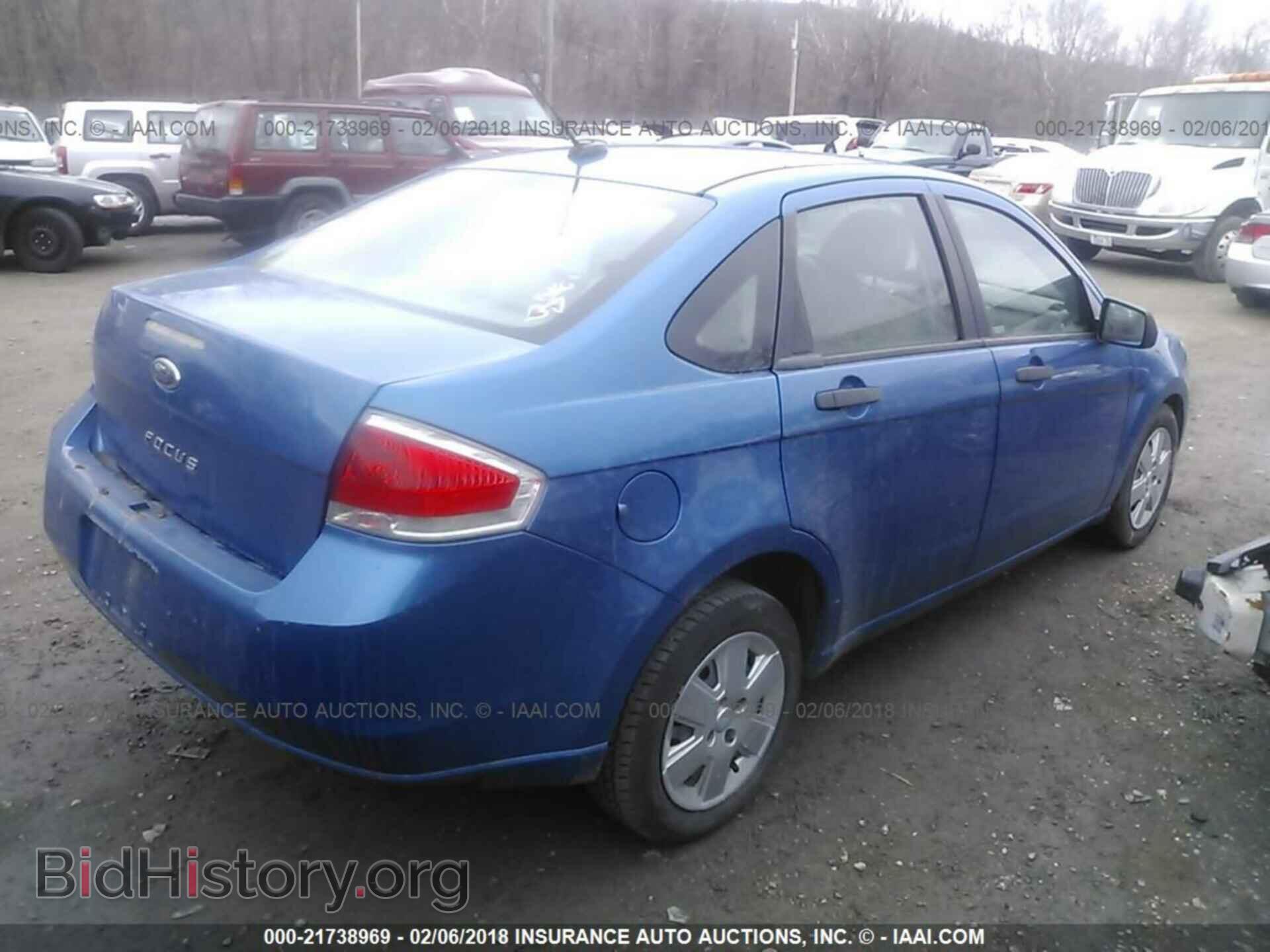 2011 Ford Focus - VIN: 1FAHP3EN2BW124233 - Photo 4