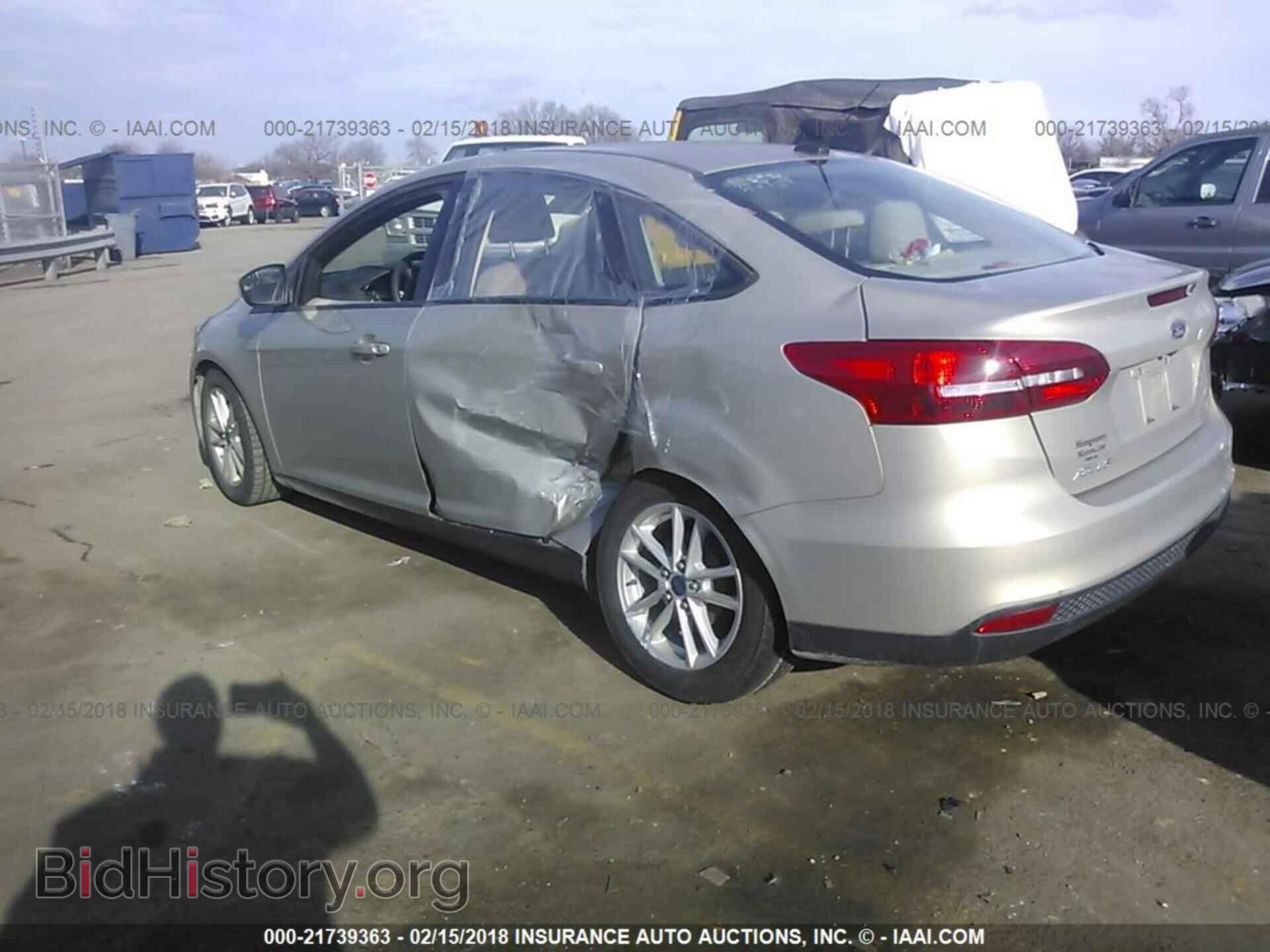 2016 Ford Focus - VIN: 1FADP3F24GL226628 - Photo 3