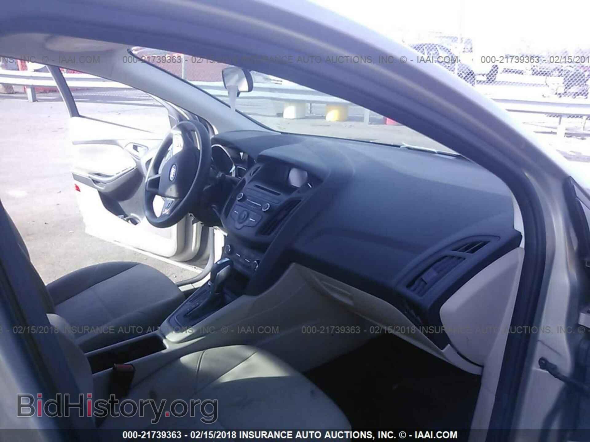 2016 Ford Focus - VIN: 1FADP3F24GL226628 - Photo 5