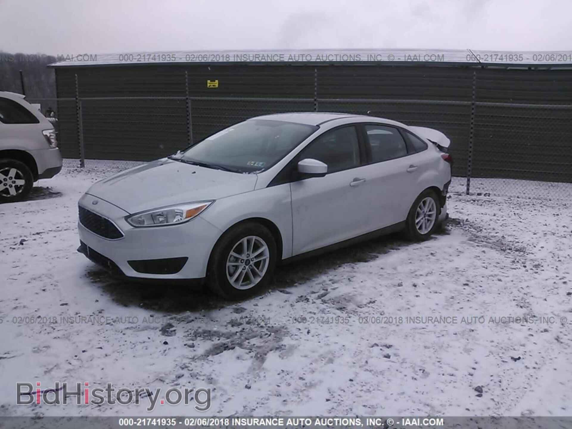 2018 Ford Focus - VIN: 1FADP3F2XJL215527 - Фото 2