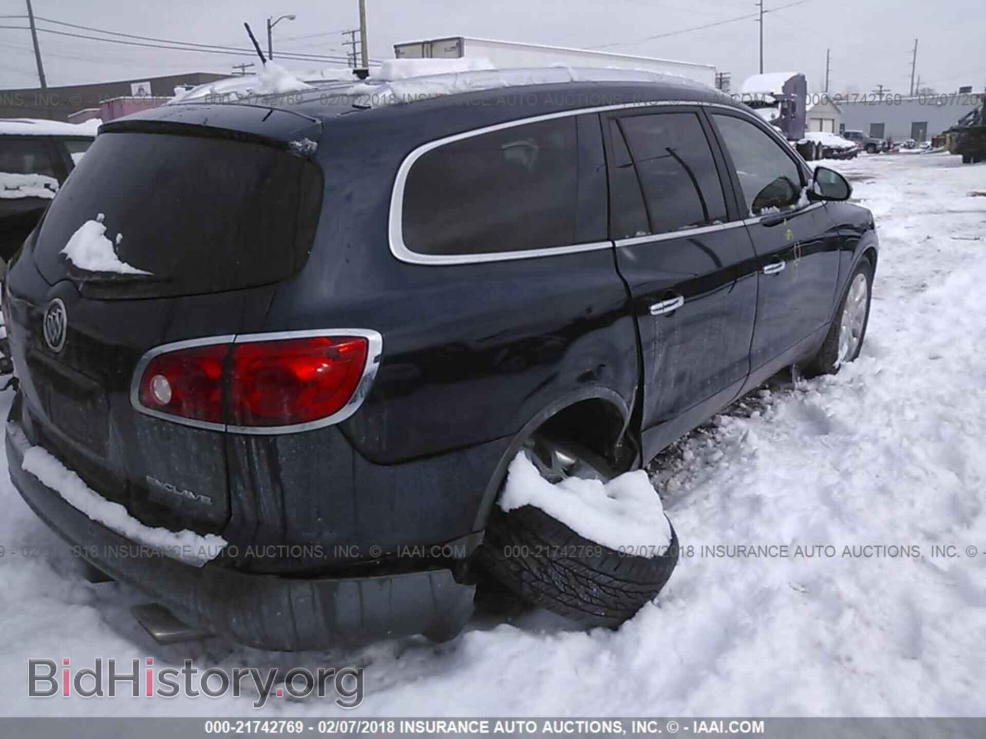 2011 Buick Enclave - VIN: 5GAKRCEDXBJ214195 - Photo 4