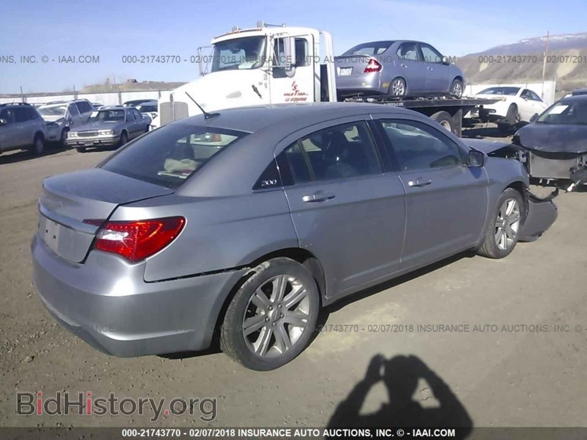 2013 Chrysler 200 - VIN: 1C3CCBAB2DN660330 - Photo 4