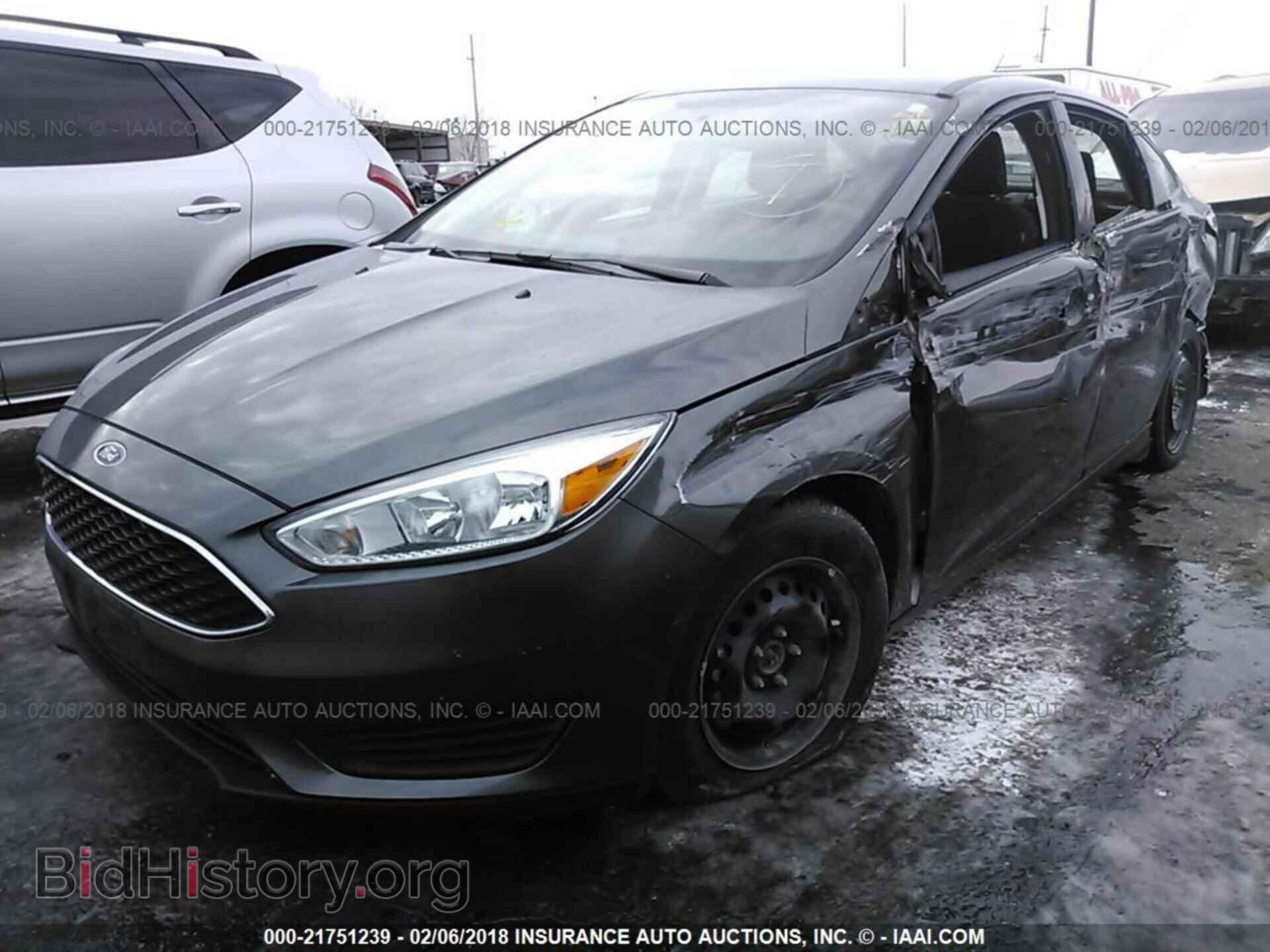2016 Ford Focus - VIN: 1FADP3E20GL405072 - Photo 2