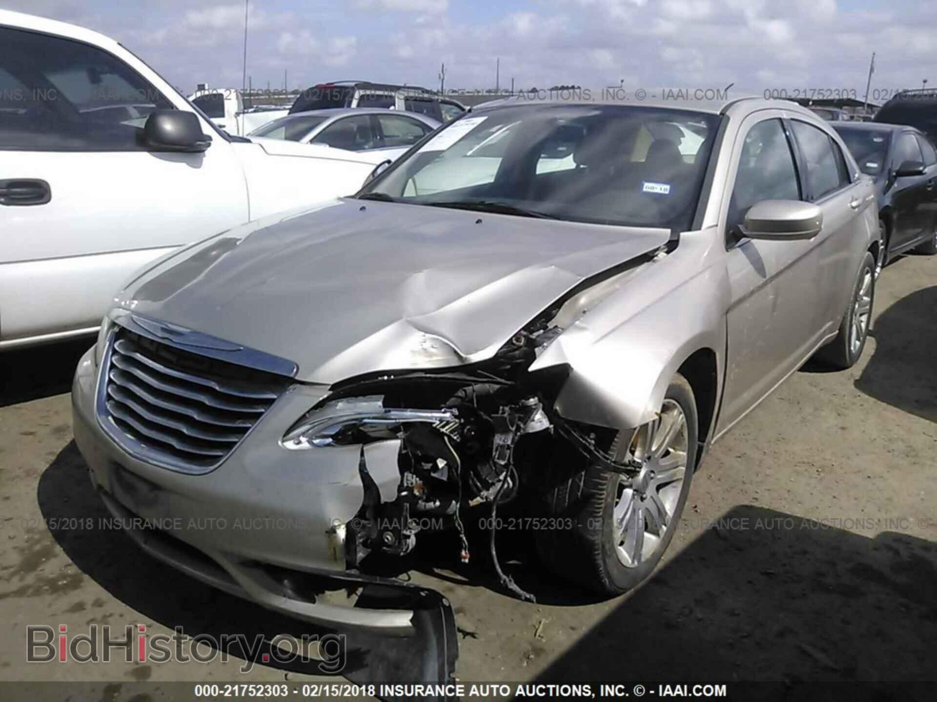 2013 Chrysler 200 - VIN: 1C3CCBAB8DN669775 - Фото 2